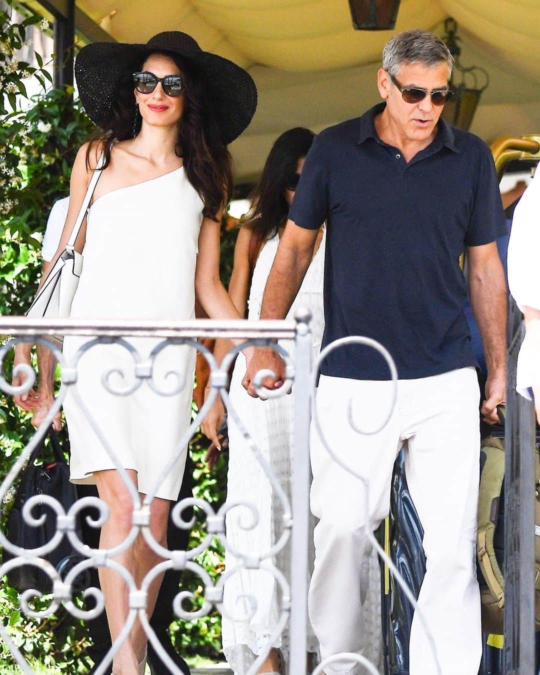 WHO WHAT WEARさんのインスタグラム写真 - (WHO WHAT WEARInstagram)「The Clooneys are living "la bella vita" in Italy right now. Tap our link for the 3 basic pieces you need to re-create Amal's chic summer look. photo: backgrid」6月28日 9時51分 - whowhatwear