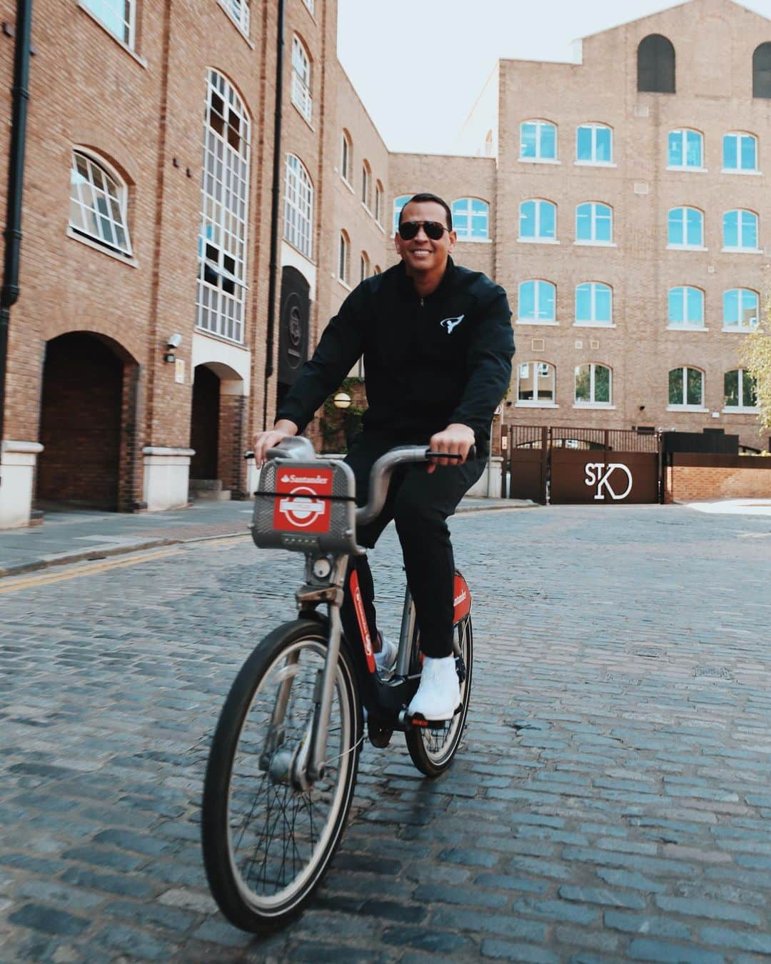 アレックス・ロドリゲスさんのインスタグラム写真 - (アレックス・ロドリゲスInstagram)「Exhilarated to watch the game I’ve lived and loved for so long through the eyes of a new generation of fans! London, you’ve been amazing so far. Can’t wait for the #LondonSeries this Saturday and Sunday with FOX and ESPN.」6月28日 9時53分 - arod