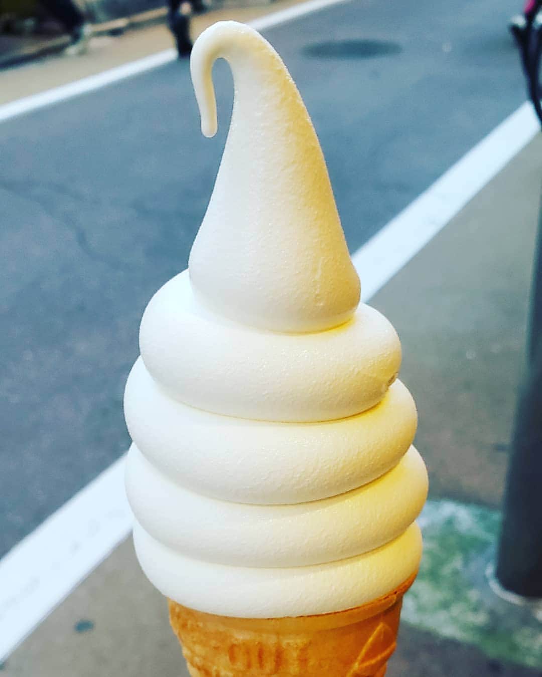 山内もえさんのインスタグラム写真 - (山内もえInstagram)「. そふとくりーむ大好き🍨 学芸大学駅の近くで食べました٩( ᐖ )و . . . . . . . #ソフトクリーム #softcream #sweets #photogenic #インスタ映え #icecream #スイーツ #そふとくりーむ #delicious」6月28日 8時22分 - moe.moe.chan