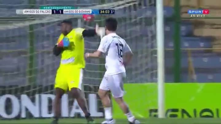 アレッサンドロ・ローザ・ヴィエイラのインスタグラム：「VÍDEO- Um dos gols de ontem com assistência do @amaralzinho5 ,e uma das assistências com gol do @juninhotripichi  Ontem foi dia de brincar um pouco com os amigos no campo!  Edição @elitecomunicacao @yurigomes —— Valeu #Franca」