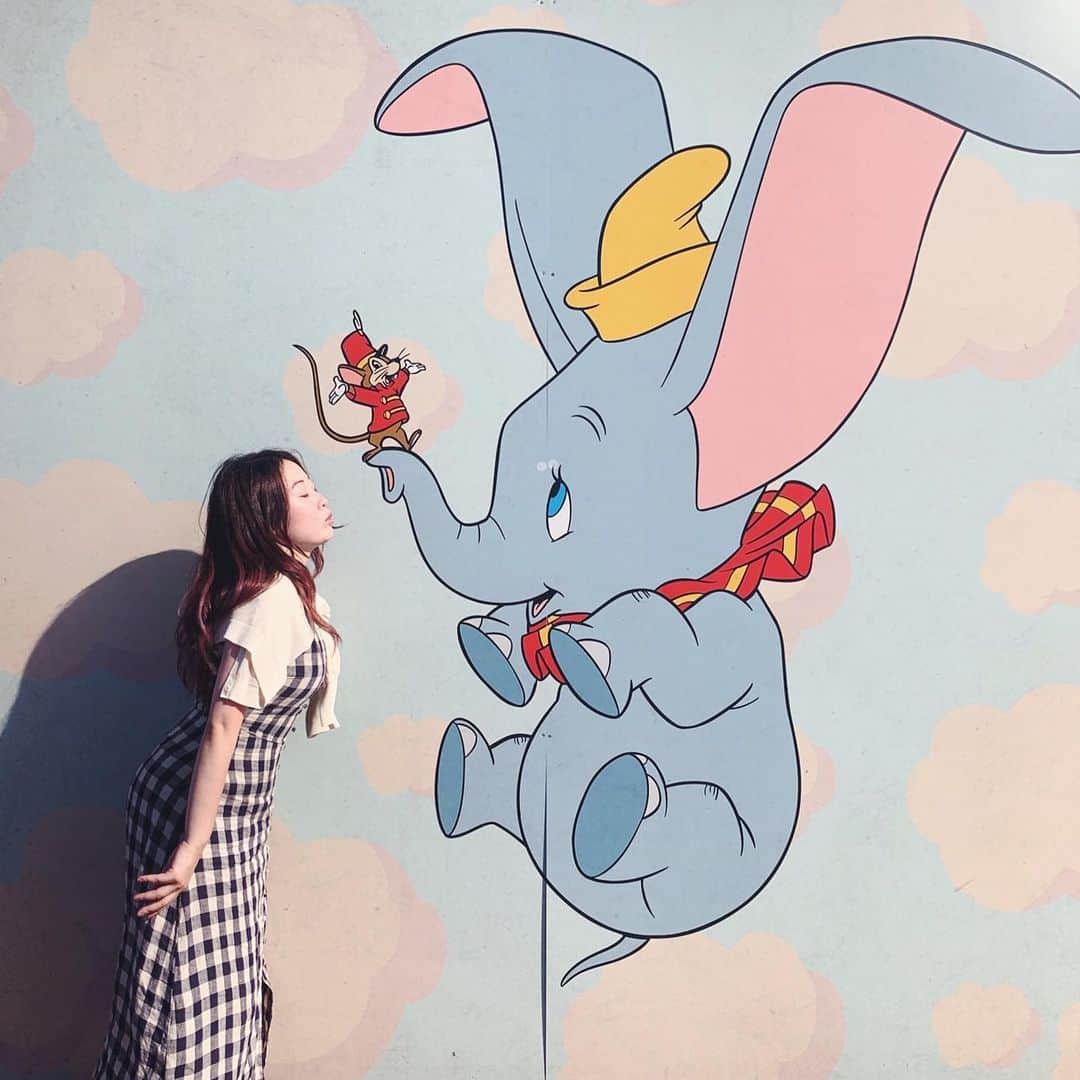 のインスタグラム：「🇫🇷フランス🇫🇷﻿ ﻿﻿ ディズニーランドパリ﻿ ﻿﻿ —————﻿ 📷→iPhoneXR 🖍→VSCO﻿ 加工前の写真は2枚目﻿ 加工の仕方は﻿3枚目にアップしてます✨﻿ ﻿—————﻿ ﻿﻿ ディズニーランドオタクのゆかちゃんと﻿ ディズニーランドパリへ🎶﻿ ﻿ 1ヶ月ぶり2回目のディズニーランドパリ﻿ 前回は乗れなかったレミーやファントムマナー（パリ版ホーンテッドマンション）など、乗りたかったアトラクションにも乗れて満足。﻿ ﻿ あちこち工事中だったのですが、工事中のパーテーションも可愛い！！﻿ ﻿ #フランス旅行 #フランス #パリ #女子旅 #France #paris #旅muse_paris #tabijyomap_paris #旅行好きな人と繋がりたい #ヨーロッパ旅行 #タビジョ #旅muse #ディズニーランドパリ #ディズニー好きな人と繋がりたい #海外ディズニー」