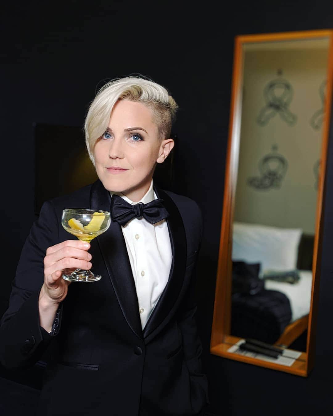 ハナー・ハートのインスタグラム：「First time wearing a true tux! Thoughts?」