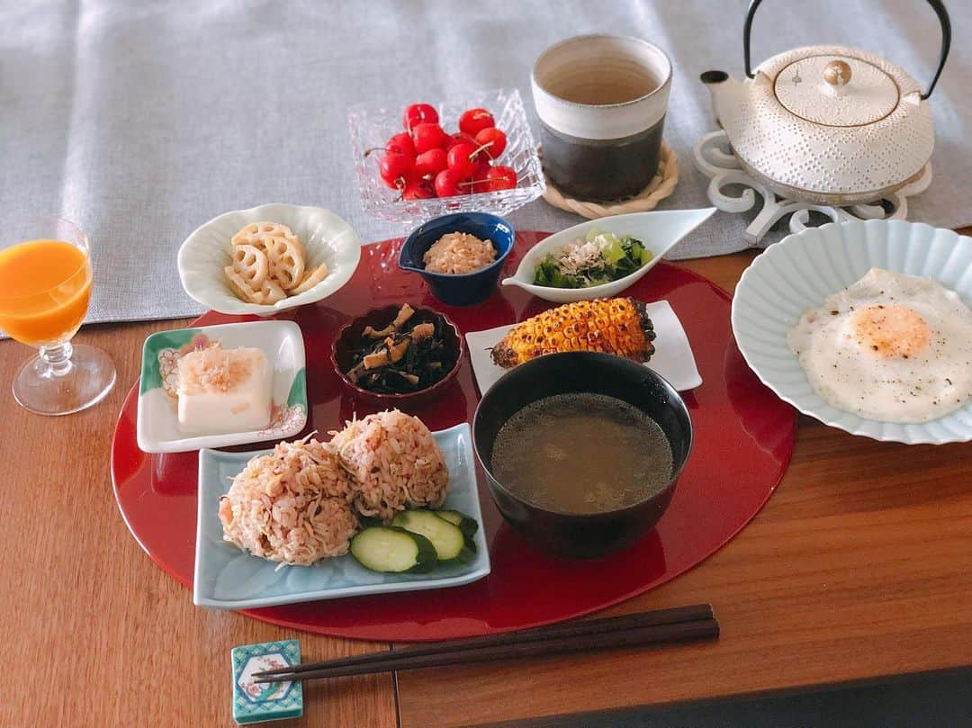 英玲奈さんのインスタグラム写真 - (英玲奈Instagram)「#今日の朝ご飯 #夫の朝ご飯 #しらすおむすび #ズッキーニスープ #目玉焼き #焼きもろこし #冷奴 #納豆 #ひじき煮 #小松菜のお浸し #蓮根の塩きんぴら #自家製胡瓜の糠漬け #シーベリージュース  #ていねいな暮らし #季節を感じる暮らし#からだにいいこと #からだにやさしいごはん #おうちごはん#夫の健康守りたい#10年後の健康の為に#無添加#無化調#オーガニック#低gi #腸活#趣味生活 #erenakitchen」6月28日 8時31分 - erena_erenyan