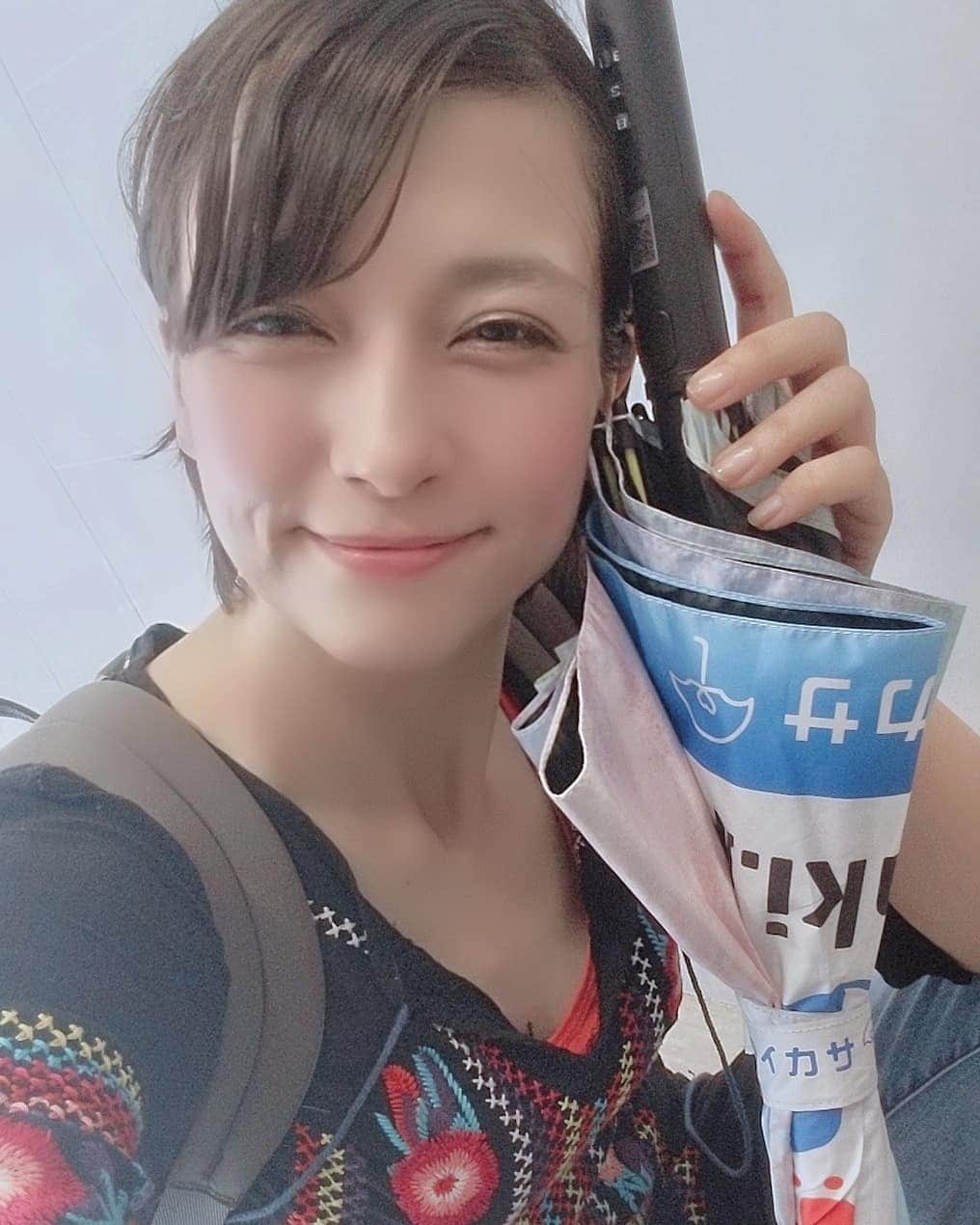 芳美リンさんのインスタグラム写真 - (芳美リンInstagram)「#アイカサ って知っていますか？  ラブラブ相合い傘、、ではなく！ エコな相合い傘！  たったの一日70円で#傘　を#レンタル　できる、 環境とお財布に優しい#シェアサービス　なんです！  私、よほどの雨でないと傘を持ち運ばず、(雨が上がると傘をなくす。折りたたみ傘をうまくたためないwから)、 かと言って、 ビニール傘を買うのもいやなので、もはや途中で降り出したら濡れて歩いていたんですが。笑  このサービスはありがたい！  ラインの友達検索で、 アイカサ〜傘シェア〜 を追加し、画面に沿って簡単に会員登録できます。 地図から傘を借りられるスポットを検索して、GO!  借りた場所と別のレンタルスポットで返すこともできます👏 ※現在は首都圏のみです  これは便利ー！  しかも、24時間以内なら何度借りても同一料金！(返した後、また降り出しても安心です☺) プラスチックゴミが問題になっていますよね。 少しでも自分でできることをして、 いつまでも自然を満喫したいですね。  エコ&スマートに#雨の日　を乗り切りましょう!  #アイカサ #プラスチックスマート #pr#エコ#環境保護#エコ活#もったいない#アースデイ#梅雨 #地球に優しく」6月28日 8時34分 - lynn.lynn5