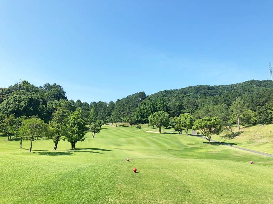 KAORI.OMURA 大村香織さんのインスタグラム写真 - (KAORI.OMURA 大村香織Instagram)「おはようございます☺︎この日凄い晴天🌞でした ・ 帰省中に78年会でゴルフに行ってきました🏌️‍♀️ ・ まさか帰省中にゴルフに行く程ゴルフが好きになるとは！笑。 ・ 肝心のスコア…やはり前半は叩いてしまう💦 ・ 前半61で、後半が54 🔴115 ・ 今年は110は切れるかな😭 ・ この日は完全に夏仕様🌞のコーディネート♡ ・ アルチビオ @archivio.official のノースリーブトップスにパーリーゲーツ @pearlygates_official のシンプルなホワイトのスカートを合わせました☺︎ ・ 1枚目と3枚目、サンバイザーとキャップになる2wayのはアルチビオの🧢凄く便利✨ ・ 今日からzozoでセールみたい‼️ ・ ・ また帰省したらゴルフに行く約束をしました☺︎ 徳島の78年ゴルフ部勝手に作ったよ。笑。 参加できる方は次回参加してね☺︎w ・ ・ #ゴルフ#golf#ラウンド#ゴルフ女子#ゴルフ好き#fun#アルチビオ#archivio#パーリーゲーツ#ゴルフコーデ #ゴルフウェア #徳島ゴルフ #徳島 #徳島県 #タカガワ東徳島ゴルフ倶楽部 #78年#ゴルフ部#ゴルフ大好き #ゴルフ場 #ゴルフ上手くなりたい #ゴルフ好きな人と繋がりたい#夏のゴルフ#スポーツ#スポーツウェア」6月28日 8時34分 - kaori.omura