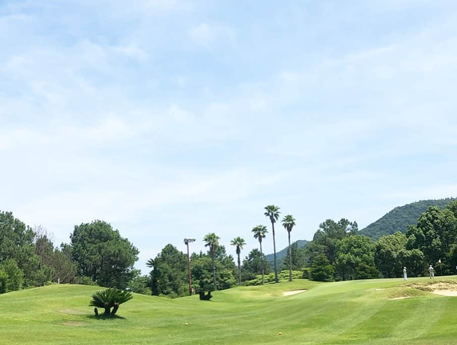 KAORI.OMURA 大村香織さんのインスタグラム写真 - (KAORI.OMURA 大村香織Instagram)「おはようございます☺︎この日凄い晴天🌞でした ・ 帰省中に78年会でゴルフに行ってきました🏌️‍♀️ ・ まさか帰省中にゴルフに行く程ゴルフが好きになるとは！笑。 ・ 肝心のスコア…やはり前半は叩いてしまう💦 ・ 前半61で、後半が54 🔴115 ・ 今年は110は切れるかな😭 ・ この日は完全に夏仕様🌞のコーディネート♡ ・ アルチビオ @archivio.official のノースリーブトップスにパーリーゲーツ @pearlygates_official のシンプルなホワイトのスカートを合わせました☺︎ ・ 1枚目と3枚目、サンバイザーとキャップになる2wayのはアルチビオの🧢凄く便利✨ ・ 今日からzozoでセールみたい‼️ ・ ・ また帰省したらゴルフに行く約束をしました☺︎ 徳島の78年ゴルフ部勝手に作ったよ。笑。 参加できる方は次回参加してね☺︎w ・ ・ #ゴルフ#golf#ラウンド#ゴルフ女子#ゴルフ好き#fun#アルチビオ#archivio#パーリーゲーツ#ゴルフコーデ #ゴルフウェア #徳島ゴルフ #徳島 #徳島県 #タカガワ東徳島ゴルフ倶楽部 #78年#ゴルフ部#ゴルフ大好き #ゴルフ場 #ゴルフ上手くなりたい #ゴルフ好きな人と繋がりたい#夏のゴルフ#スポーツ#スポーツウェア」6月28日 8時34分 - kaori.omura