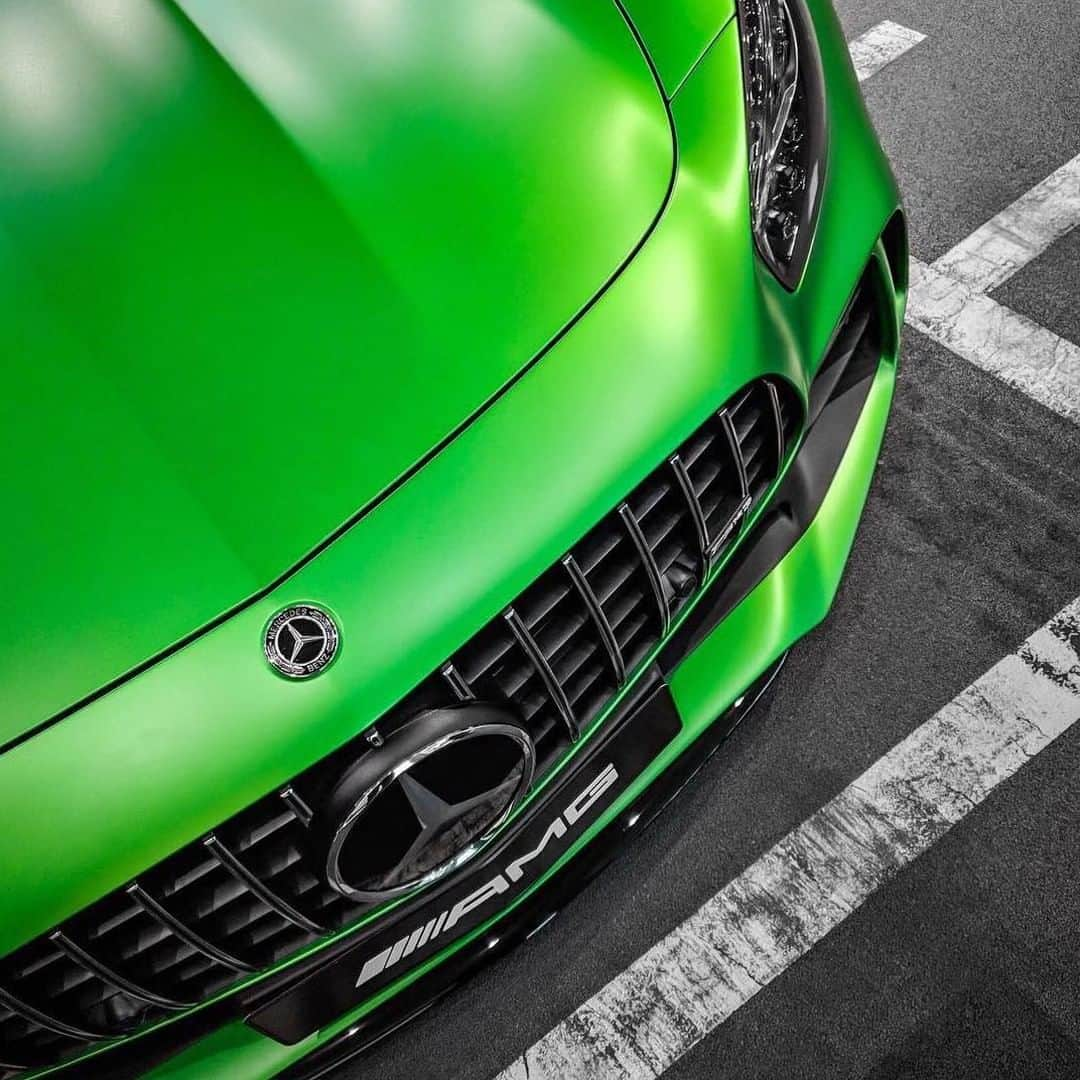 メルセデス・ベンツさんのインスタグラム写真 - (メルセデス・ベンツInstagram)「TO INCLUDE 🌈 [Mercedes-AMG GT R | Kraftstoffverbrauch kombiniert: 12,4–11,4 l/100 km | CO₂-Emissionen kombiniert: 284–261 g/km | http://mb4.me/nefz]  #pride #pridemonth #LGBTQ #LGBTQIA #MercedesBenz #Diversity #Daimler #LGBT #rainbow #support #daimlerpride #equal #glad #spectrum 📸 @mercedesbenzberlin」6月28日 8時35分 - mercedesbenz