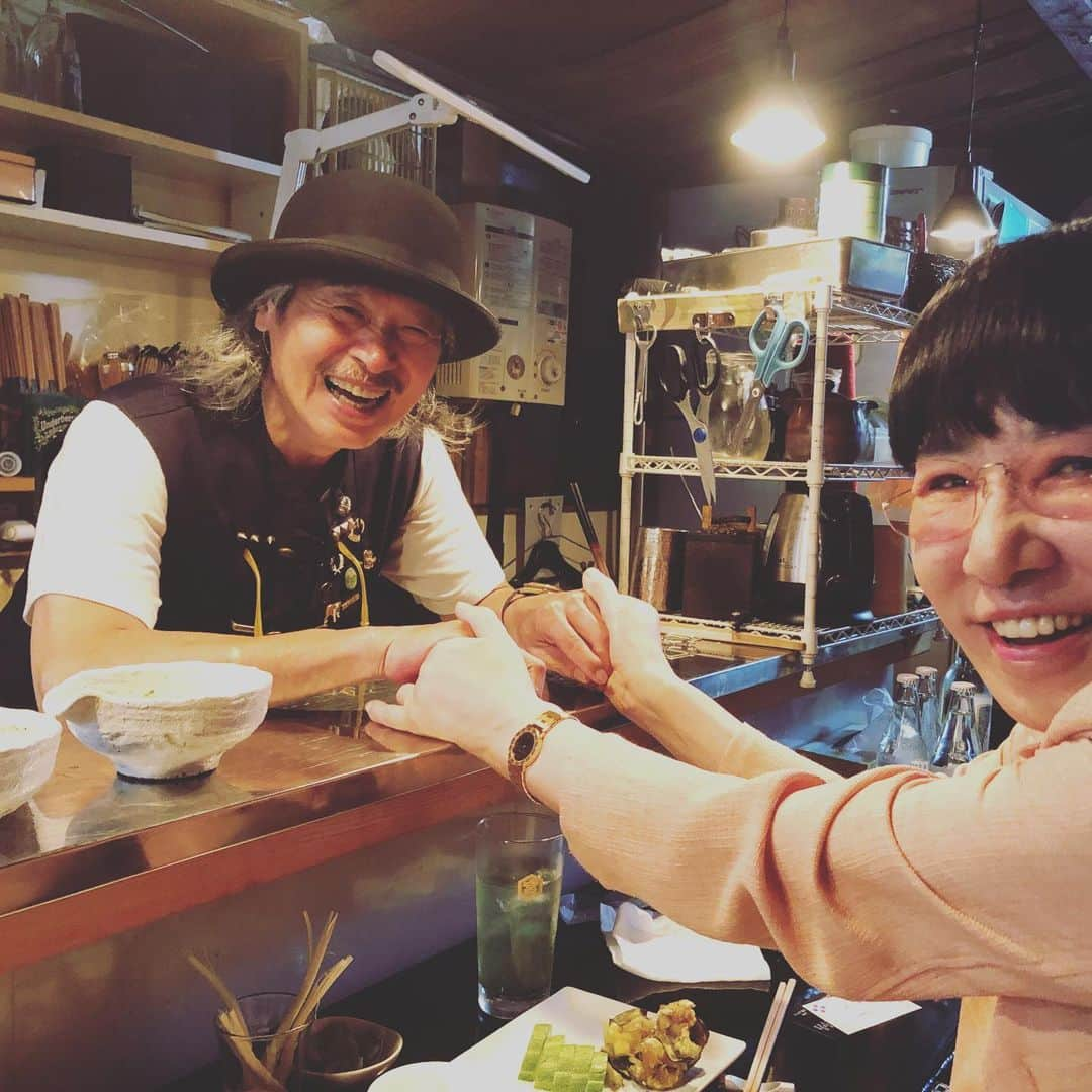 和田アキ子さんのインスタグラム写真 - (和田アキ子Instagram)「行ってきました😊巷の噺を見てくれた方は分かると思いますが、私が昔大好きで通っていたブルドッグというお好み焼き屋さんがありました。マスターともお母さんとも仲良くさせて頂いてました‼️ でも、閉店してしまい、何されてるのかずっと気になってまして。巷の噺で会いたい人で挙げさせてもらい、番組が探してくれたんです‼️そしたら、今でも小さなお店をやっていると知って、行ってきました😊😊😊 相変わらず喋りは面白いし、性格は良いし、最高でした😊😊😊 こりゃ通いそう🤔 #ako50th #巷の噺 #蛍 #石山ちゃん」6月28日 8時39分 - ako50th