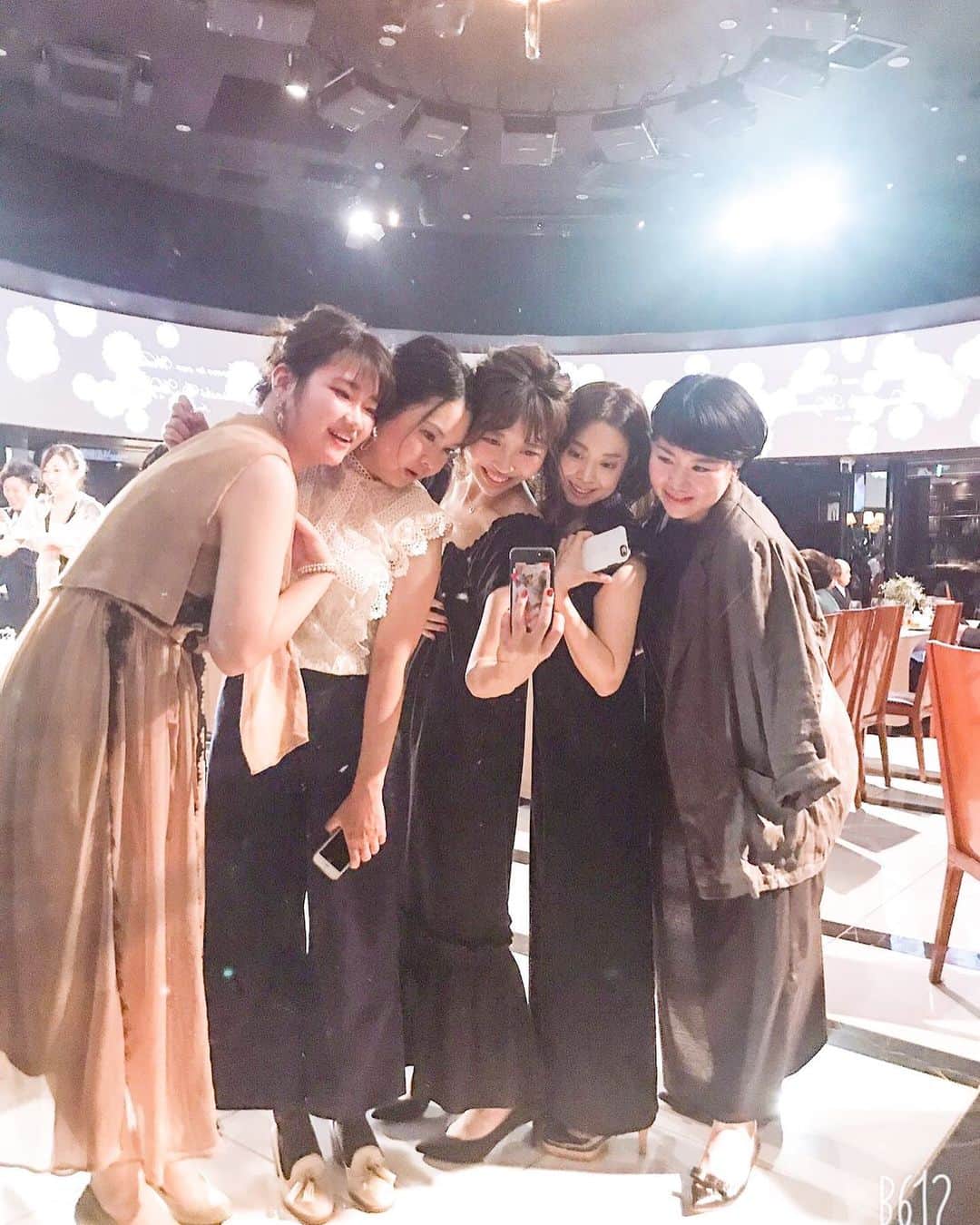 Fushimi natsukiさんのインスタグラム写真 - (Fushimi natsukiInstagram)「同期の結婚式💒 式から参列した組で 💍 みんなママになったりちがう仕事してたり住んどるとこ違ったりするけど こーやって集まるといつも通りな感じ。たまらない。 つぎは誰の結婚式かなー♡♩ #とりあえずライティングの多さに笑う #同期 #wedding #weddingparty #恵比寿」6月28日 8時42分 - fusshan