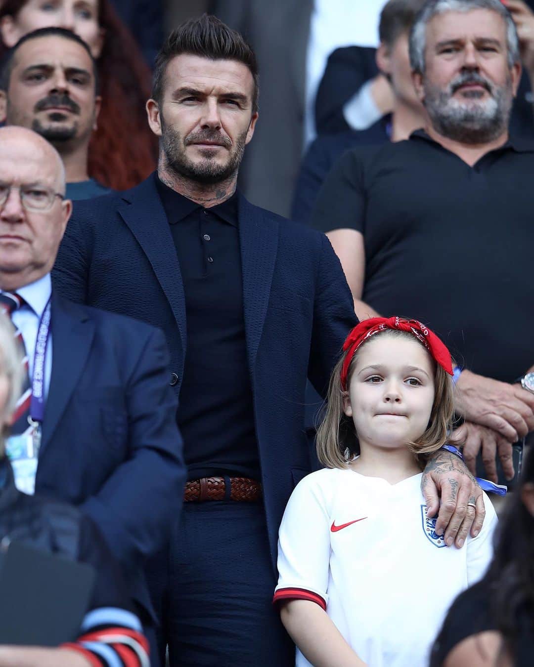 Just Jaredさんのインスタグラム写真 - (Just JaredInstagram)「@davidbeckham and his daughter Harper share a sweet kiss while attending the Women’s World Cup quarterfinal match in France #DavidBeckham #HarperSeven Photos: Shutterstock, Getty」6月28日 8時45分 - justjared