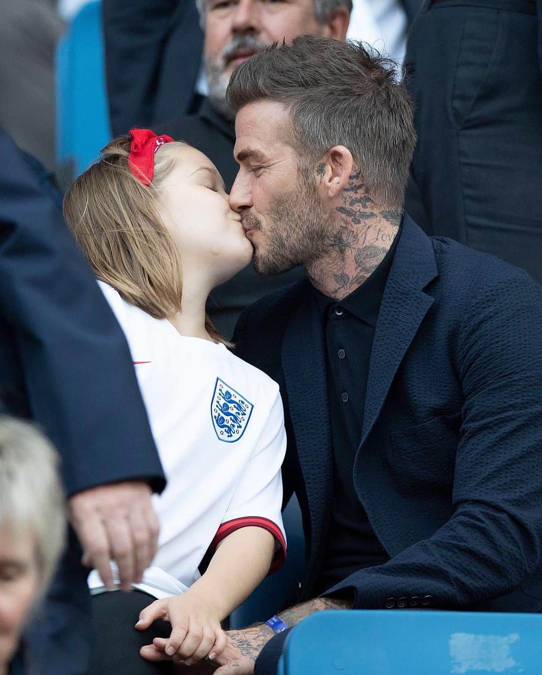 Just Jaredさんのインスタグラム写真 - (Just JaredInstagram)「@davidbeckham and his daughter Harper share a sweet kiss while attending the Women’s World Cup quarterfinal match in France #DavidBeckham #HarperSeven Photos: Shutterstock, Getty」6月28日 8時45分 - justjared