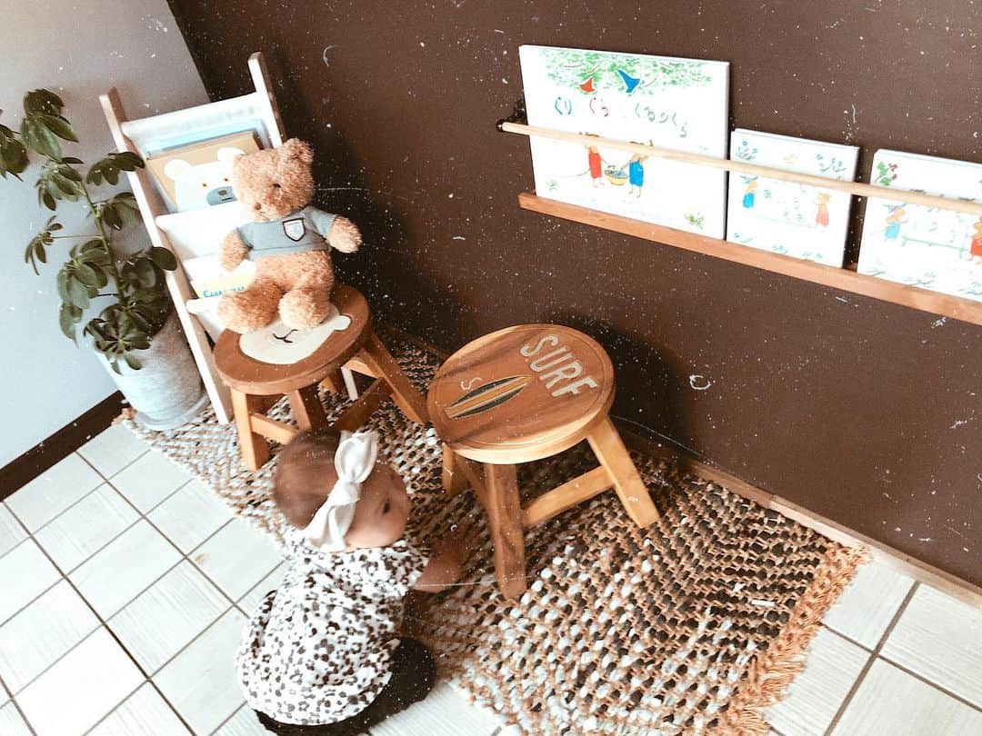 高橋菜摘のインスタグラム：「#gm 🌞 女の子はどういう部屋にしてあげようかなって 最近家のことばっか考えちゃう🎀 男の子はあれでしょ、 とりあえずトランポリン置いとけばいいよね。w🤸‍♂️ . . さて息子を送って来ます🚗 幼稚園、ドライブスルー方式なの。笑 園の前で先生が降ろしてくれる。 そこは本当らくちん🙆‍♀️ でもやっぱり下が居るとバスがいいな🚌 ______________ #赤ちゃんのいる生活」
