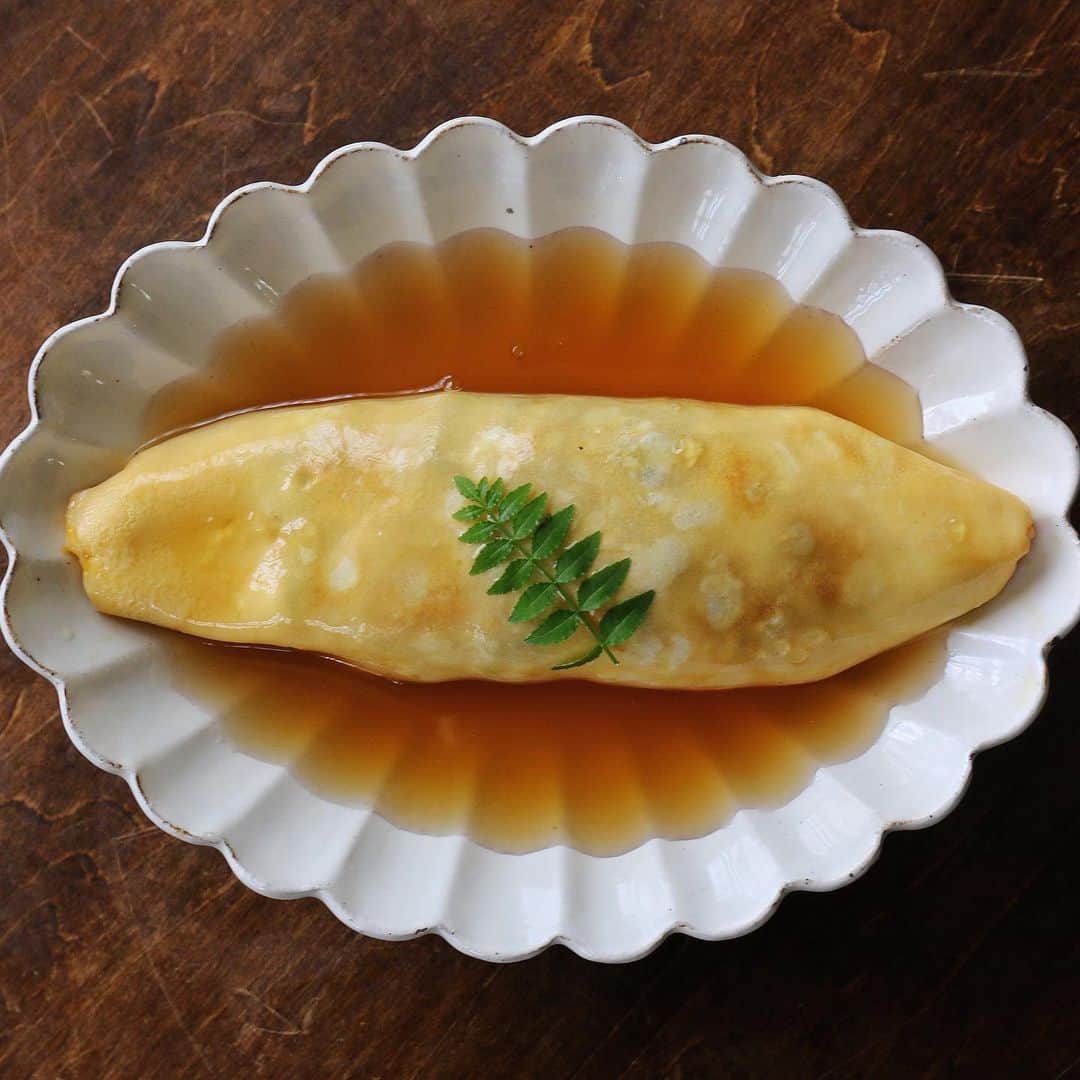 のん ◡̈*さんのインスタグラム写真 - (のん ◡̈*Instagram)「・ ・ 暑くなってくると食べたくなるものの 代表格といえば鰻ですね〜♡ 今日は鰻を使ったあんかけオムライスを レシピとともにご紹介します。 ・ ・ まずオムライスって卵を綺麗に巻くのが 意外と難しかったりしませんか？ 卵がフライパンにひっつかないように 油の量が増えてしまったり。 ・ こちらのオムライスを包んだ卵は 『 クックパー フライパン用ホイル 』を使って 油なしで簡単ヘルシーに焼き上げました🥚 ・ クックパーは強くて破れにくいので トースターやホットプレートでも使用出来ますし 調理器具が汚れず後片付けがとっても楽なんですよ！ ・ 油なしでも食品がくっつかないので 様々なお料理に使えます。 我が家ではお好み焼きを作る時の 『 焼きあがり待ち時間』に となりでコーンバター🌽 豚キムチ🐷げそ塩🦑🧂などを焼きますが すべてこのクックパーの上で作っています。 ・ 火が通った時点でホイルごと取り出せば 必要以上に加熱され焦げつくこともなく ホットプレートもお皿も汚れません✨ ・ とっても便利でヘルシーな 主婦の味方になってくれる『 クックパー』 是非体験してみてくださいね😊 ・ ・ ・ ◎鰻のあんかけオムライスの作り方/2人分◎ ・ 鰻ごはん 鰻1/2匹 あたためて食べやすいサイズに切る 鰻のタレ 大さじ2半 実山椒 小さじ1 ごはん 360g ⇨ボウルに入れ混ぜ合わせておく ・ たまご (1枚分の分量) 卵 2個 だし醤油 少々 ⇨混ぜ合わせてクックパーを使って焼く ・ あんかけ 基本だし 600cc みりん 大さじ1半 だし醤油(薄口醤油) 小さじ1 塩 少々 水溶き片栗粉 適量 ⇨基本出汁に調味料を加え味をととのえ 水溶き片栗粉でとろみをつける。 ごはんに味がついているのであんかけは 薄味に仕上げてくださいね。 ・ ・ ・ 旭化成ホームプロダクツ『クックパー 』の オムフルエンサーになろう！企画に 参加しています。 ・ ・ ・ ・ #クックパー #クックパーフライパン用ホイル #オムフルエンサー #オムフルエンサーになろう #オムライス #あんかけオムライス #卵料理 #丁寧な暮らし #豊かな食卓 #おうちごはんlover #フーディーテーブル #家庭料理 #朝ごはん #おうち和ごはん #鰻 #和食 #今日の朝ごはん #簡単レシピ #レシピ #うつわ #器 #うつわ好き #instagramjapan #onthetable #japanesefood #クックパー_PR」6月28日 8時48分 - non_la_non
