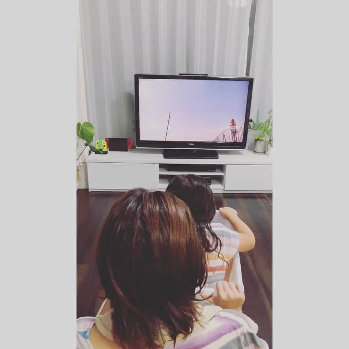 kinaxのインスタグラム：「. good morning(๑′ᴗ‵๑)☀in Japan, and good afternoon, good evening, good night for world friends! . 昨日の予報と少し変わって そこまで酷くないお天気で 無事登校できてよかった☁️ . でもまだ台風の影響がすごい地域もあるから どうかみなさんも気をつけてね。 . . さてさて昨日ストーリーにアップした動画で コメントをいっぱい頂いたから 長いバージョンをこちらにも📹 . . ジェットコースター動画を観ながら 箱をガタガタする遊びをʕ •́؈•̀ ₎笑 . . 予想はしていたんだけど 順番こにエンドレスで 2人ともそこそこ重いので 見た目よりも重労働な遊びでした😂 . 動画はfireTVでyoutubeを開いて検索したんだけど こういう一緒に体験してる風なものが結構あって 楽しかったよーʕ •́؈•̀ ₎♡ エンドレスだったけども☜何度もいう . . そういえばNINTENDO LABOのVRも欲しいんだけど 観てる画面はどうにか共有できないのかな📺 . みんなで楽しめるなら欲しいなぁーʕ •́؈•̀ ₎♡ . . ちょっと調べてみよう🔎 . . ではではみんなも楽しい1日を♡ . #親バカ部 #kinaxvideo #ジェットコースター遊び #カーブがしんどい #大喜びで嬉しい 2019/06/28」