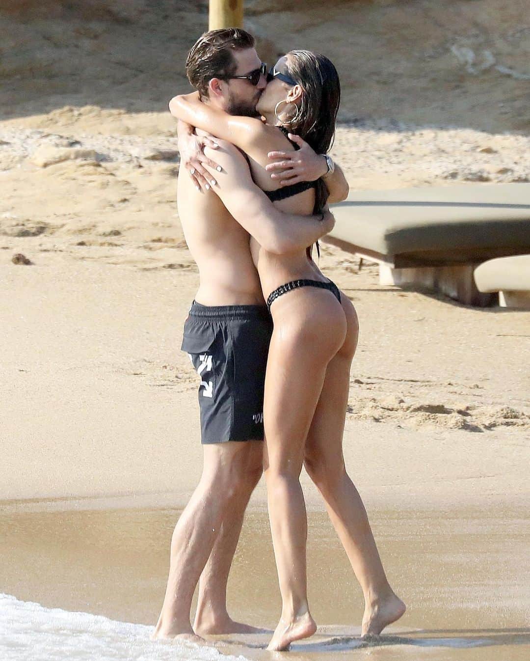 Just Jaredさんのインスタグラム写真 - (Just JaredInstagram)「@izabelgoulart and fiancé @kevintrapp flaunt PDA at the beach in Mykonos. See all of the hot photos by tapping this pic at the link in bio! #IzabelGoulart #KevinTrapp Photos: Backgrid」6月28日 8時49分 - justjared