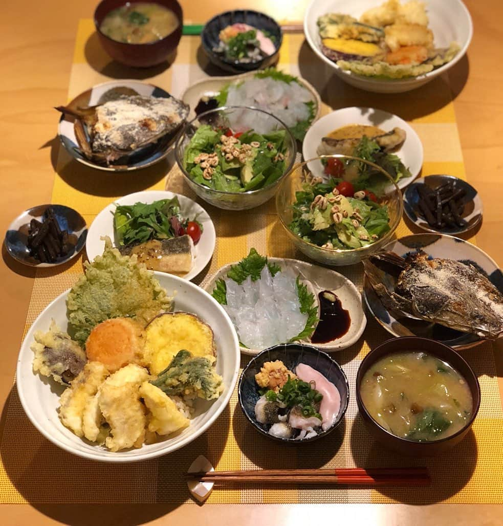 阪本智子さんのインスタグラム写真 - (阪本智子Instagram)「🍳♡ #おうちごはん 😋💖 #マゴチ 🐟お品書き🐟 ★お刺身 ★皮.卵.白子の湯引きポン酢 ★ムニエル~ハニーマスタード~ ★野菜もりもりマゴチ天丼 ★頭塩焼き ★アボカドサラダ ★なめこの味噌汁 最近ハマってるムニエルのハニーマスタードソース😋💕︎ レシピ載せておきます📖✨ ＊ #fish #fishing #fishinggirl #cook #cooking #seafood #washoku #fishcooking #homedinner #魚 #釣り #料理 #晩御飯 #魚料理 #和食 #マゴチ料理 #盛り付け #主婦 #阪本智子」6月28日 8時49分 - tomoko_sakamoto423