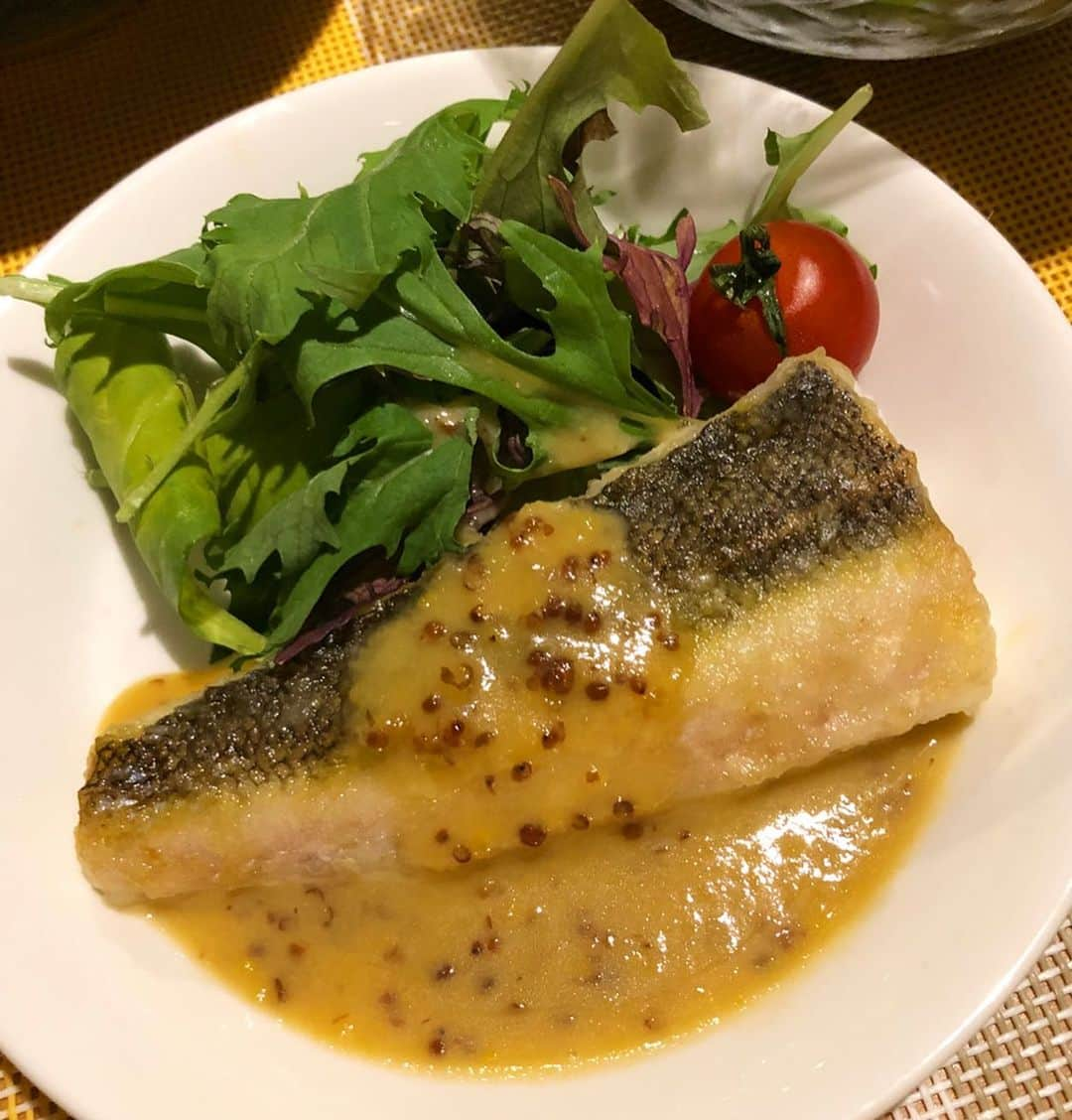 阪本智子さんのインスタグラム写真 - (阪本智子Instagram)「🍳♡ #おうちごはん 😋💖 #マゴチ 🐟お品書き🐟 ★お刺身 ★皮.卵.白子の湯引きポン酢 ★ムニエル~ハニーマスタード~ ★野菜もりもりマゴチ天丼 ★頭塩焼き ★アボカドサラダ ★なめこの味噌汁 最近ハマってるムニエルのハニーマスタードソース😋💕︎ レシピ載せておきます📖✨ ＊ #fish #fishing #fishinggirl #cook #cooking #seafood #washoku #fishcooking #homedinner #魚 #釣り #料理 #晩御飯 #魚料理 #和食 #マゴチ料理 #盛り付け #主婦 #阪本智子」6月28日 8時49分 - tomoko_sakamoto423