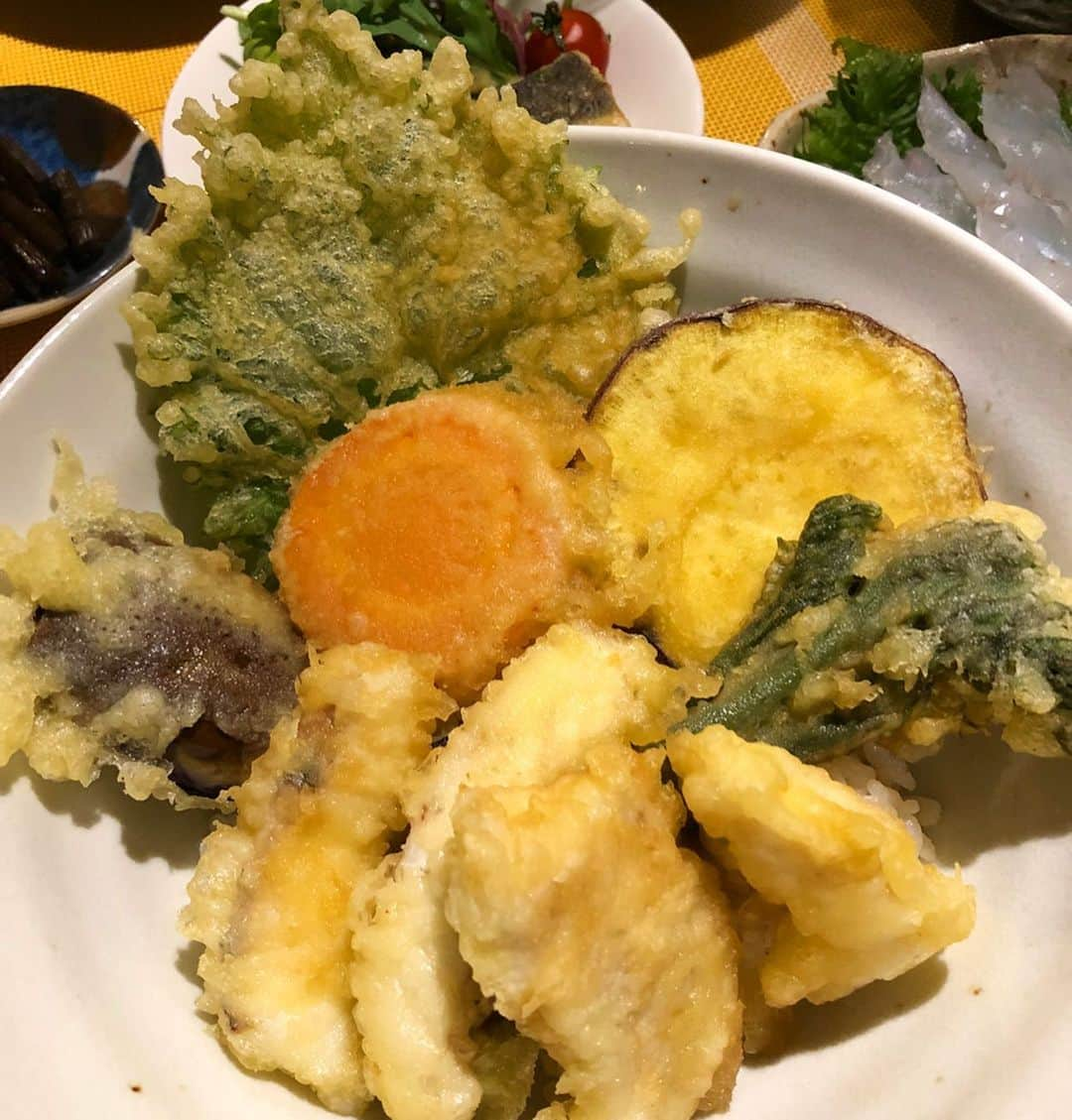 阪本智子さんのインスタグラム写真 - (阪本智子Instagram)「🍳♡ #おうちごはん 😋💖 #マゴチ 🐟お品書き🐟 ★お刺身 ★皮.卵.白子の湯引きポン酢 ★ムニエル~ハニーマスタード~ ★野菜もりもりマゴチ天丼 ★頭塩焼き ★アボカドサラダ ★なめこの味噌汁 最近ハマってるムニエルのハニーマスタードソース😋💕︎ レシピ載せておきます📖✨ ＊ #fish #fishing #fishinggirl #cook #cooking #seafood #washoku #fishcooking #homedinner #魚 #釣り #料理 #晩御飯 #魚料理 #和食 #マゴチ料理 #盛り付け #主婦 #阪本智子」6月28日 8時49分 - tomoko_sakamoto423