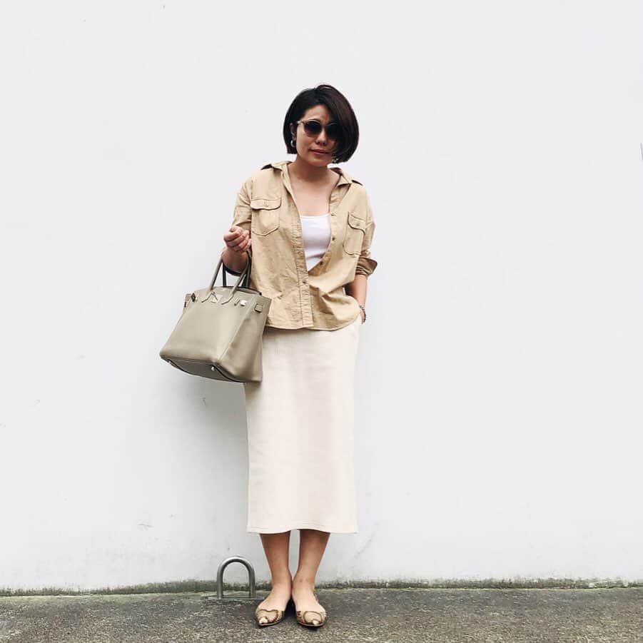 望月律子さんのインスタグラム写真 - (望月律子Instagram)「ベージュ☺︎❤︎ ワントーンで。 同じ事務所のスタイリストの子が履いていたスカートが可愛くて、色違い真似して買いました。 このクリームとカーキの2色買い☺︎☺︎」6月28日 8時51分 - ritsukomochizuki
