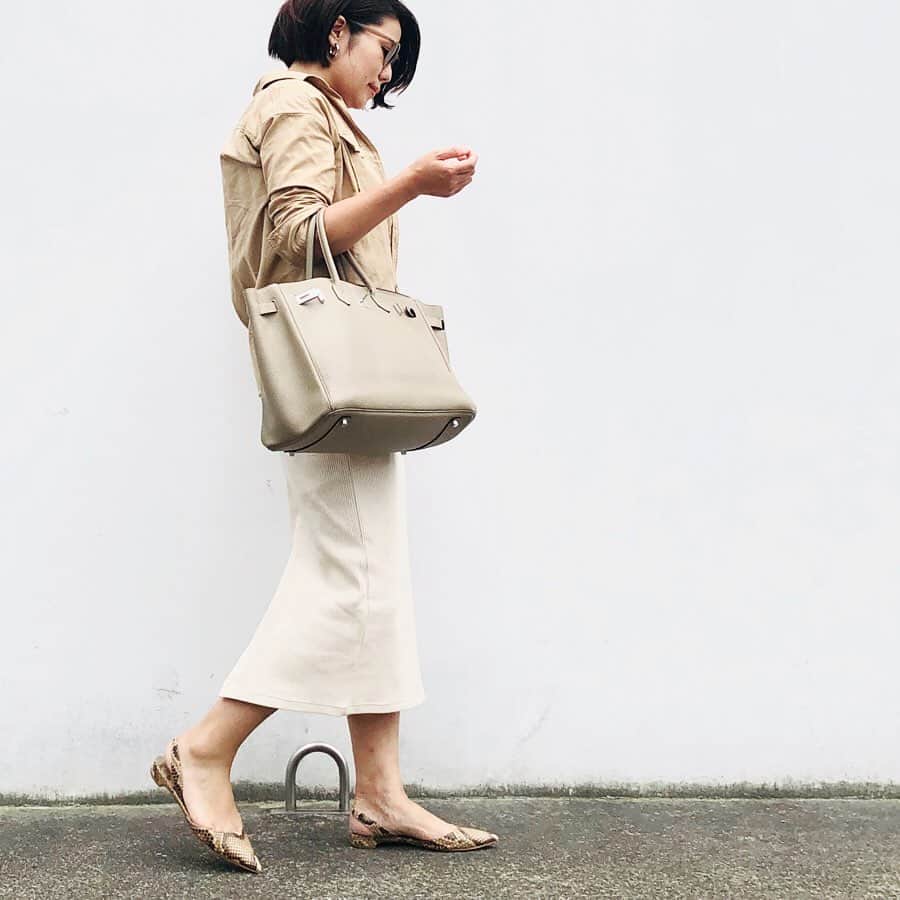 望月律子さんのインスタグラム写真 - (望月律子Instagram)「ベージュ☺︎❤︎ ワントーンで。 同じ事務所のスタイリストの子が履いていたスカートが可愛くて、色違い真似して買いました。 このクリームとカーキの2色買い☺︎☺︎」6月28日 8時51分 - ritsukomochizuki