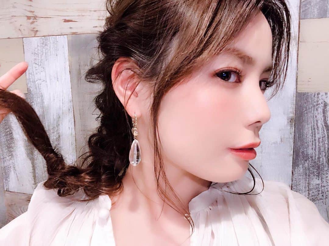 増田愛里菜のインスタグラム：「おはよう🕊🌿 . .通いはじめてから、3回目の#カイロプラクティック 👨‍⚕️👩‍⚕️🦴🏥 . . . 担当してくれてる馬場さん （ @bbkk_chiropractic )に 身体の不調な場所を伝えるとすぐその部分を触って・確かめてしっかりケアしてくれるの🙋‍♀️✨✨ . 「そこが痛い〜！」ってところピンポイントでわかるの本当にすごい🥺💡 . . 仕事でPCを見てることが多くて、疲れると首をよく鳴らしちゃう癖があるんだけど... それもここに通い始めてからすごく減ったよ〜😌✨ . 少しずつ身体に変化があらわれてきて嬉しい..💕 . . . また次回もよろしくお願いします🤲🥺 . #塩川カイロプラクティック  #カイロプラクティック  #ボディケア  #治療院#ホルモンバランス  #自律神経を整える  #美容  #beauty  #instagram  #instapic  #instaphoto」