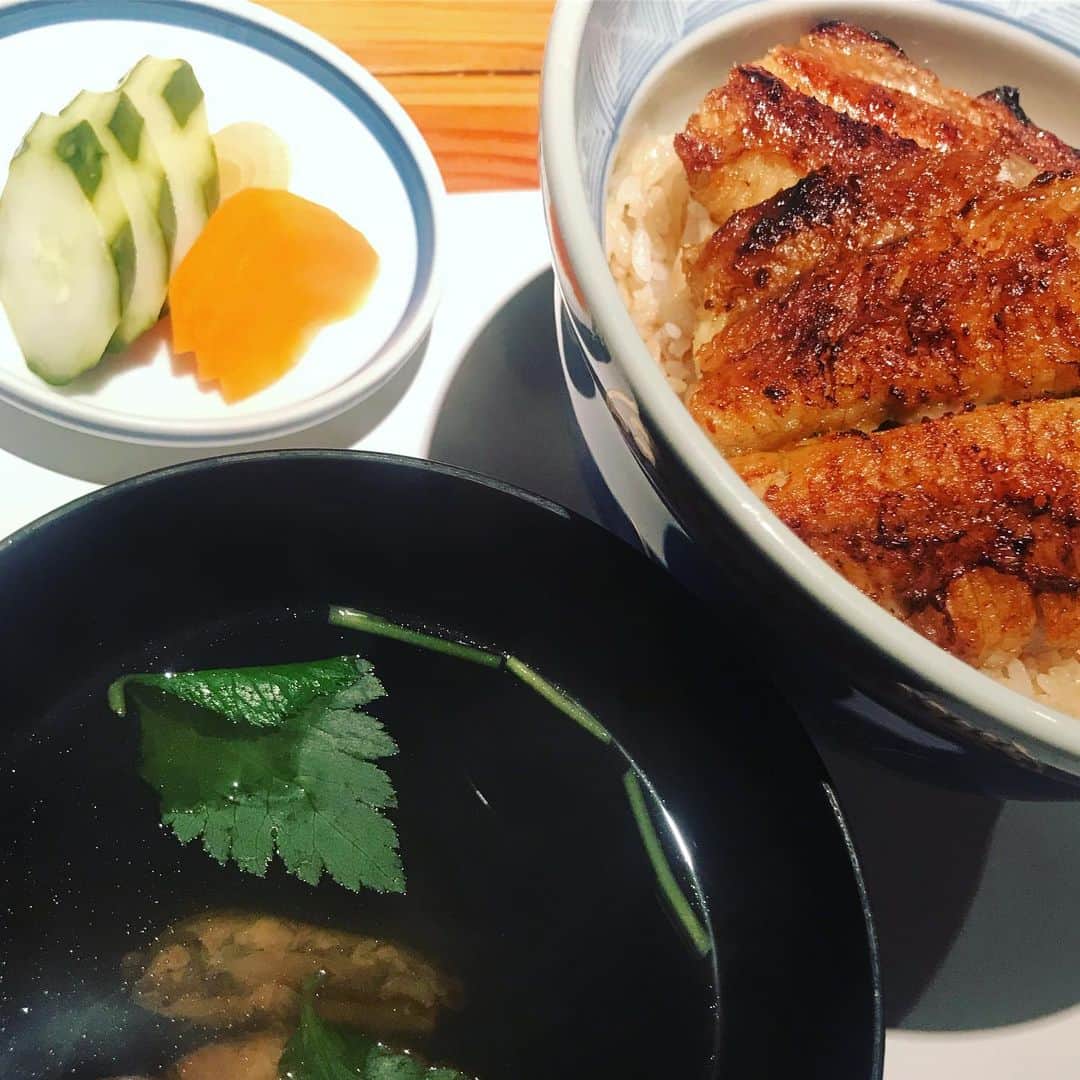 のインスタグラム：「昨夜は「ラジ★ゴン」オンエアでの予告通り、鰻丼で一献と決め込みました。  こちらは山椒を置かない、宮崎産の鰻にかなり自信のあるお店ですが、 僕は山椒の香りが好きなのでお願いしたところ…  素晴らしいクオリティの山椒が出て来てビックリ！  #toggy #fukuoka #yamamichi #unagi #eel #japanesefood #japan」