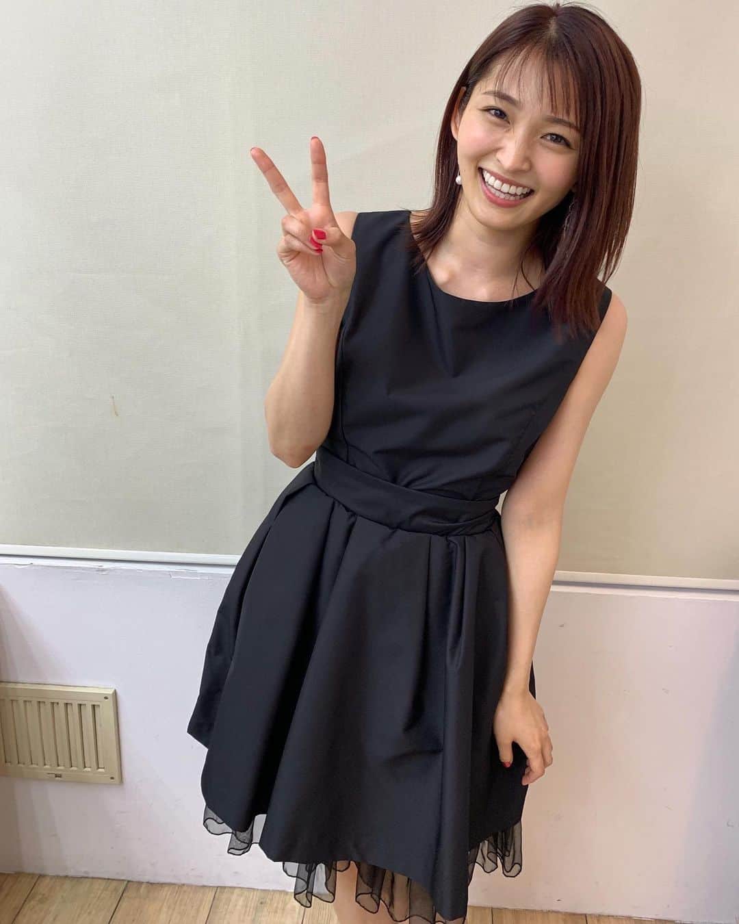 日本テレビ ドラマ「わたし旦那をシェアしてた」さんのインスタグラム写真 - (日本テレビ ドラマ「わたし旦那をシェアしてた」Instagram)「#わたし旦那をシェアしてた﻿ ﻿ ビジュアル撮影風景を大公開📷✨﻿ 衣装は、３人それぞれの役に合わせた黒のドレス。﻿ ドレスのポイントを、スタイリストさんに聞きました❣️﻿ ﻿ 第３弾は…岡本玲さん😊﻿ ﻿ 藤宮茜(27)役。﻿ 温厚で優しく、男性からも女性からも好かれる性格のモテ系女子。﻿ やんちゃな双子の兄妹を育てている保育士のシングルマザー。﻿ ﻿ 「役柄に合わせた、シンプルながらもフンワリ可愛らしいデザイン✨のミニワンピースです❗️」﻿ ﻿ #小池栄子 #りょう #岡本玲 #赤楚衛ニ #黒木啓司  #EXILE #渡辺真起子 #平山浩行 #夏木マリ﻿ #旦シェア  #7月4日木曜よる11時59分スタート﻿ #ytv」6月28日 9時06分 - _danshare_