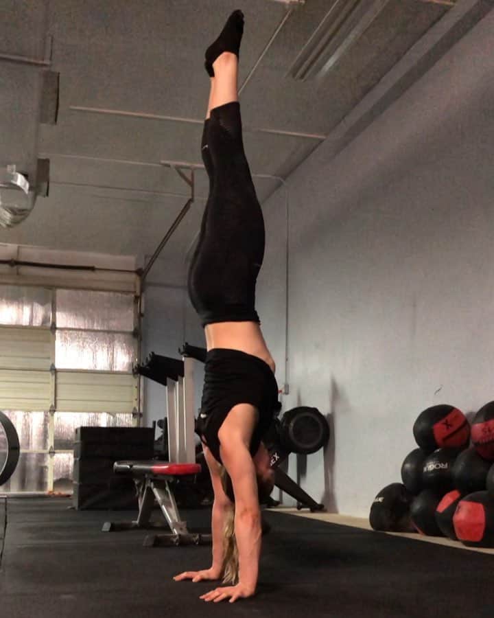 マッティ・ロジャーズのインスタグラム：「Had my first real “bad” day of training in quite some time. Feelin a bit beat up this week & it caught up to me today, which just happens sometimes. Still got some decent work in, my body was just fighting me the whole time. When that happens I like to do some extra accessory work that I ENJOY so I finish my session with a positive attitude. It helps eliminate any mental carry over into the rest of my day & gets me out of my funk a little quicker so I can recover & come back the next day with the right mind set. (Shouts to the obsessive people like me who lay in bed at night & think about every missed lift if they don’t change their attitude) - - SO my funcessory choice usually turns to testing old gymnastics things that used to be a walk in the park. If you remember TOPs testing, we could do consecutive straddle floor presses FOR DAYS. Turns out being 5” taller and about 60-70lbs heavier (I’ve gained 40 from lifting alone lmfao just imagine) makes them HARD. Could barely get my butt off the floor with the cheater half candle stick for momentum (vid 2 L O L), so did sets of 5 standing presses with minimal jump (My old coaches are cringing I know). Gonna start adding work to these weekly for no other reason than I want to see if “big” me can eventually get ONE from seated up and down. Parallettes are still do able at least. Feat. A very sub par set of my snatches that my body strongly disagreed with :,)」