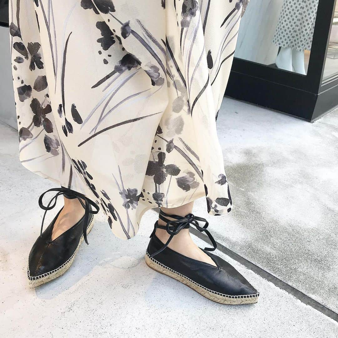 渡辺由香さんのインスタグラム写真 - (渡辺由香Instagram)「#shoes #celine #oldceline #flowerprintdress #elendeek  保育園お迎えママ的には 足首グルグルがめんどくさいなぁ〜と去年一度も履かず眠らせてしまった CELINEちゃん 今は靴を脱いでなお迎えがなくなり、またまた素直にファッションを楽しめる時間も増えた 最近のお気に入りにNEW IN♡  AWのイチオシの大人なフラワープリントワンピは @elendeek 入荷が待ち遠しいな〜 全貌もまたアップすんね♡ 最近2020年に向けての今年、まわりの転機や変化、前向きにチャレンジしたい人の熱を感じる 人生は一度きりだもんね あっとゆーまに もうすぐでハナボも夏休みだぁ🌴 さ、今日も一日1ハッピー見つけて頑張りましょう💪  #セリーヌ #やっぱりフィビーのセリーヌが好き #靴好き」6月28日 9時09分 - yukawatanabe_hanabo