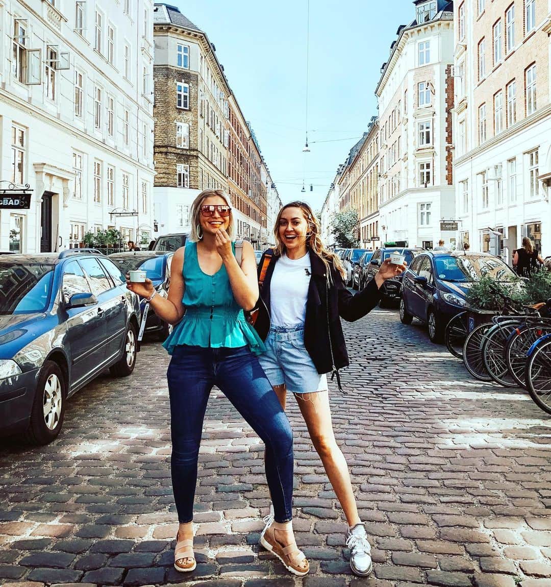 ブランディ・グレン・サイラスさんのインスタグラム写真 - (ブランディ・グレン・サイラスInstagram)「Live footage of Paris & Nicole thriving in Denmark with @moxy.copenhagen 🇩🇰 ✨」6月28日 9時09分 - brandicyrus