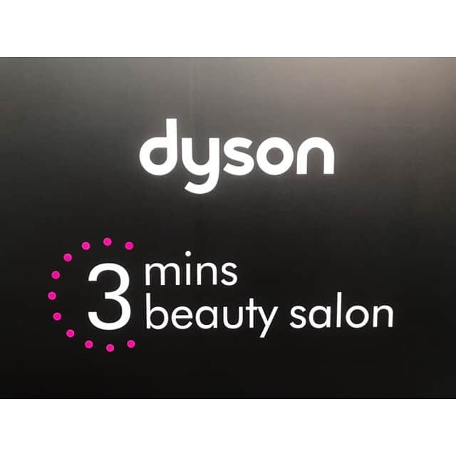 久松郁実さんのインスタグラム写真 - (久松郁実Instagram)「六本木ヒルズで開かれている Dyson Beauty Experienceに行ってきました！ '3 minutes beauty salon'でプロの方にアドバイスしていただきながら エアラップ スタイラーを使って髪を巻いてみました！ 風で髪を巻くという驚きのヘアアイロン🌬 ブラシも付いているので いろんなヘアアレンジが楽しめるみたい！ とにかく髪に優しくて１ヶ月使い続けると 髪の質もよくなってくるのだそう...✨✨✨ 毎日使うものなので凄く嬉しい❤︎ いろんなヘアアレンジをするのが楽しみだな❤️ #dysonhair #エアラップ」6月28日 9時18分 - ikumi_hisamatsu