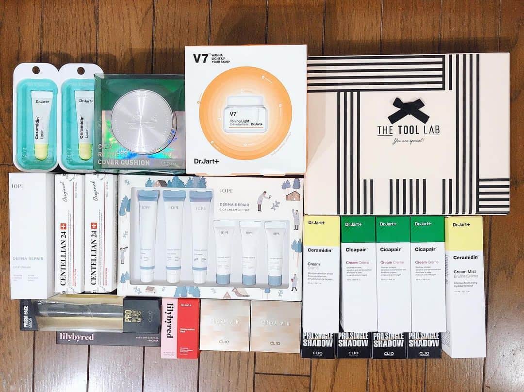 高橋花林のインスタグラム：「【 #ロッテオンライン免税店 】 あ〜！買ったものいっぱい並べて、こういう投稿してみたかったの！笑  韓国行くとき、帰りのキャリーがいつも預け入れ限度ギリギリまで重くなるから、今回はじめてオンライン免税店を使ってみました。 . . ・旅行前からゆっくり買い物できる ・空港受け取りでらくらく ・おまけがつくキャンペーンがあったり ・割引で安いことも！  めっちゃ便利だったから次回も使おうと思いました。  #韓国旅行 #韓国女子旅 #韓国コスメ #韓国購入品」