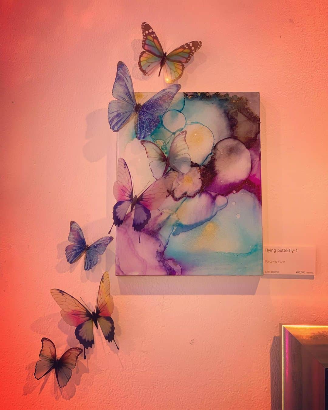 松下萌子さんのインスタグラム写真 - (松下萌子Instagram)「今回、初の商品化。 アルコールインクアート。 カラーテラピーもあるこのアート。 見てるだけで心が浄化されます。  230mm✖️180mm With flying butterfly 4種類展開 Moeco’s exhibition 『秘花』–HIBANA-  ほどけてゆく、秘密の花  チョークアーティストMoecoが 前作『艶画』から 日本では、約２年半ぶりとなる 全描き下ろし大型個展 『秘花』–HIBANA-開催。  前回、Moecoが初めてエロティシズムの世界を描き、センセーショナルな話題を巻き起こした個展『艶画』 『秘花』は、その延長線上にありながらも 何光年も先に到達したような、別次元の表現に満ちあふれた作品達となっている。  会場に入った瞬間、そのきわどさ、惑わすほどの妖艶さに 思わず疼きと息をのむほどの高鳴りを覚えるのではないだろうか。  そして、今回の個展では 有名アーティスト達とのコラボ作品も展示。  NYを始め、数々の海外での活動や 華々しいメディアでの露出を経て ここ数年の間に更にほどけていった Moecoの『秘花』 是非ご堪能下さい。  Collaboration Artists✳︎ Amazing JIRO × Moeco 杉田陽平× Moeco 橋本マナミ × Moeco  Pantovisco × Moeco  Time✳︎ 6月21日〜7月6日まで 21日 opening party  18-21時  Place✳︎ MDPギャラリー 〒153-0042　東京都目黒区青葉台1丁目14番18号1階 1-14-18,1F Aobadai Meguro-ku Tokyo JAPAN 153-0042 TEL : +81-(0)3-3462-0682 E-MAIL : info@mdpgallery.com 日・月・祝祭日休廊　11:00 – 19:00 Closed on Sundays, Mondays & National Holidays 東急東横線　中目黒駅正面出口より徒歩8分 8 minutes walk from the main exit at Nakameguro station on Tokyu toyoko line  http://mdpgallery.com  #moecochalkart #drawing  #art  #japan  #japanese #artist #moeco #チョークアート #チョーク #アート #tokyo #picture  #絵 #artist #黒板 #japaneseartist #アーティスト #blackboard #handmade #art_overnight #초크아트 #drawing_expression #workshop #艶画 #松下萌子 #chalkart  #arthubmedia #チョークアーティスト #秘花 #hibana」6月28日 9時24分 - moecochalkartonly