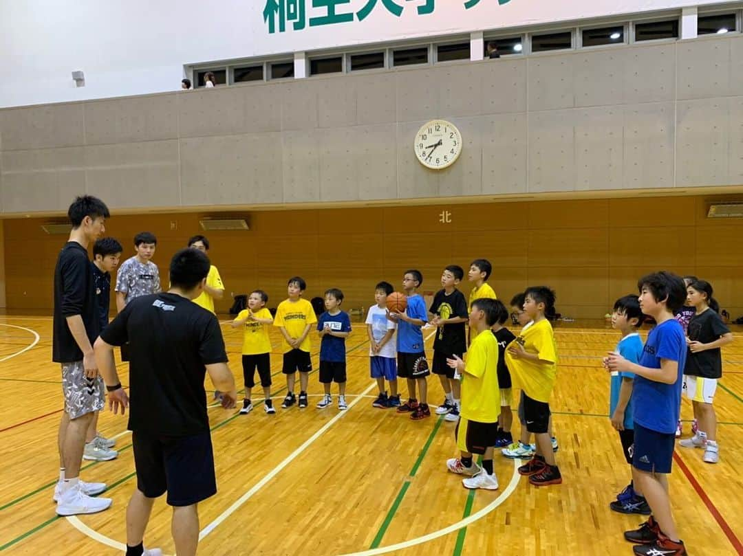 群馬クレインサンダーズさんのインスタグラム写真 - (群馬クレインサンダーズInstagram)「‪🏀スクール🏀‬ ‪来月から練習会場が変更になるみどり校に #佐竹宥哉 #新川敬大 #古牧昌也 #佐藤文哉 #野口夏来 選手がコーチとして参加‼️‬ ‪来月からは桐生校として新たなスタートを切ります⛹️‍♂️✨共に成長して強くなりましょう🔥‬ ‪#群馬クレインサンダーズバスケットボールスクール‬ ‪#群馬クレインサンダーズ‬ #バスケットボールスクール」6月28日 9時33分 - gunmacrane3ders