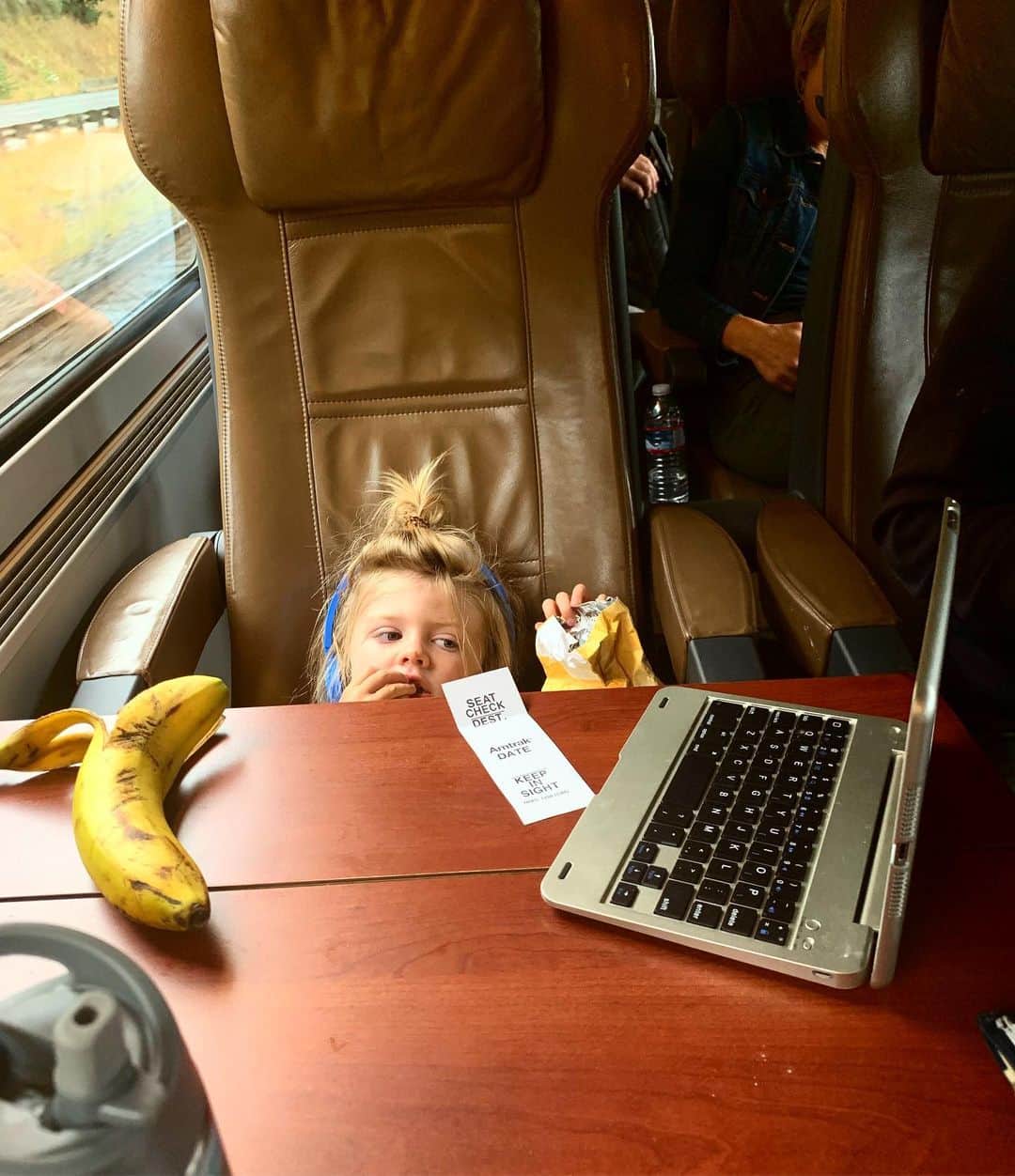 クレア・コフィーのインスタグラム：「All aboard... #screengem #planestrainsandautomobiles @amtrak」