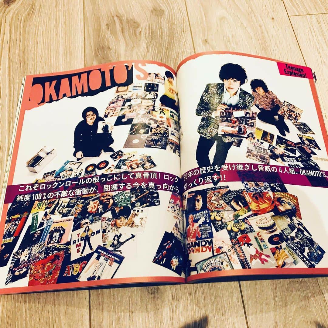 有泉智子さんのインスタグラム写真 - (有泉智子Instagram)「昨夜はOKAMOTO’Sの武道館へ。 バンドにとっての成功とか正解って、結局は他人や世の中に定義されるものではなく、本人達の中で見つけるしかないものなんだよなと最近よく思うのだけど、OKAMOTO’Sはデビューから10年経って今、ちゃんと素敵な場所を4人で歩けているんだなと、昨日の武道館を観ながらしみじみと思った。そしてそれが、勝手に嬉しかったです。 ・ ・ しかし10周年、ということはまだ10代だった彼らと出会ってから10年経ったのか。本人達に会うより前に先にMUSICAで彼らの記事を書いて、初めて会ったのは新宿レッドクロスのロビーだった。その時のことは本当に昨日のことのように覚えてる。 武道館ともうひとつ上げた写真は、2010年、メジャーデビューの時に、4人それぞれに自分のルーツやお気に入りのレコードを持ってきてもらって撮った写真。こう見ると若い、ような、でも変わってないような。」6月28日 9時35分 - tomoko_ary