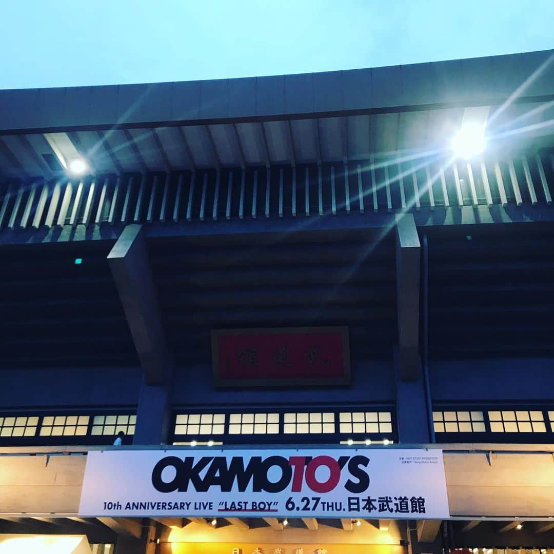 有泉智子さんのインスタグラム写真 - (有泉智子Instagram)「昨夜はOKAMOTO’Sの武道館へ。 バンドにとっての成功とか正解って、結局は他人や世の中に定義されるものではなく、本人達の中で見つけるしかないものなんだよなと最近よく思うのだけど、OKAMOTO’Sはデビューから10年経って今、ちゃんと素敵な場所を4人で歩けているんだなと、昨日の武道館を観ながらしみじみと思った。そしてそれが、勝手に嬉しかったです。 ・ ・ しかし10周年、ということはまだ10代だった彼らと出会ってから10年経ったのか。本人達に会うより前に先にMUSICAで彼らの記事を書いて、初めて会ったのは新宿レッドクロスのロビーだった。その時のことは本当に昨日のことのように覚えてる。 武道館ともうひとつ上げた写真は、2010年、メジャーデビューの時に、4人それぞれに自分のルーツやお気に入りのレコードを持ってきてもらって撮った写真。こう見ると若い、ような、でも変わってないような。」6月28日 9時35分 - tomoko_ary