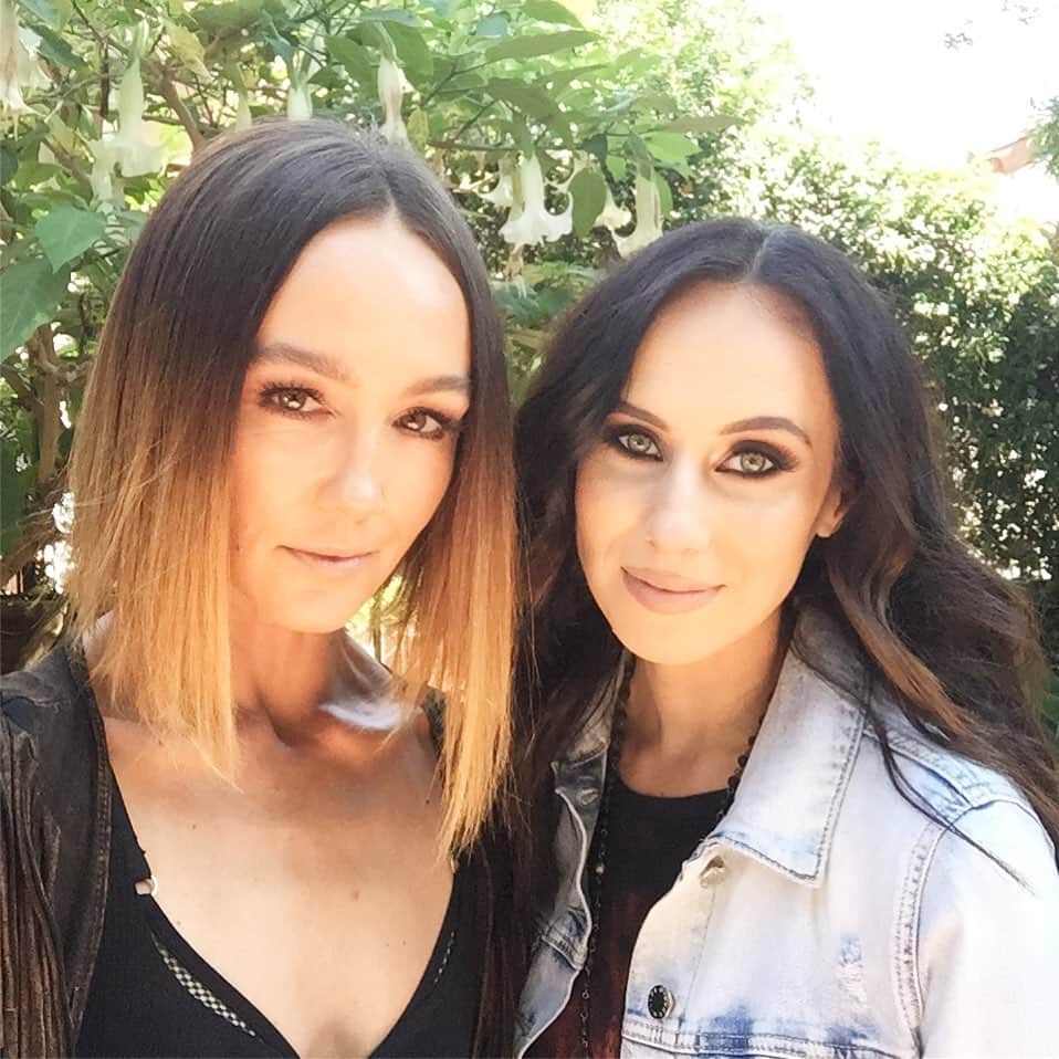 シャーニ・ヴィンソンのインスタグラム：「Working with my best friends, doing what we love. It doesn’t get any better than this. Standing beside my girl always @Becca_sopher 👭 - living the dream thanks to @dineshwicks 🎥 - and looking fierce thanks to the lovely @makeupbylusine 💋 #ATeam #reunion #bestfriends #work #calisatellites #musicvideo #straightfire 🔥」