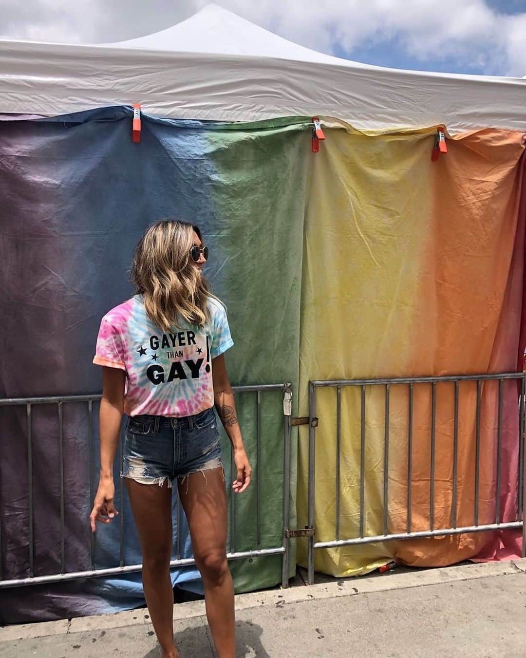 American Eagleさんのインスタグラム写真 - (American EagleInstagram)「Show us your #Pride with #AExME and check out stories to find out how we’re celebrating #WorldPride in NYC this weekend 🌈 100% of sales from our Pride collection go to @itgetsbetter. #rg @shopsalatte」6月28日 9時36分 - americaneagle
