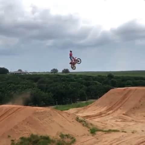 のインスタグラム：「Sheeeesh! 🙌 Wait for the “look back at it” moment on this flight w/ @kenroczen94. 😂 #ride #air #mx #motocross #pro #jump #ama #redbull #givesyouwings」
