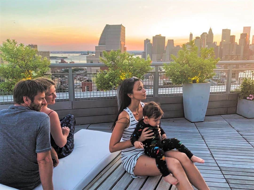 ジョエル・ムーアのインスタグラム：「Happy fams. #newyorkstateofmind」