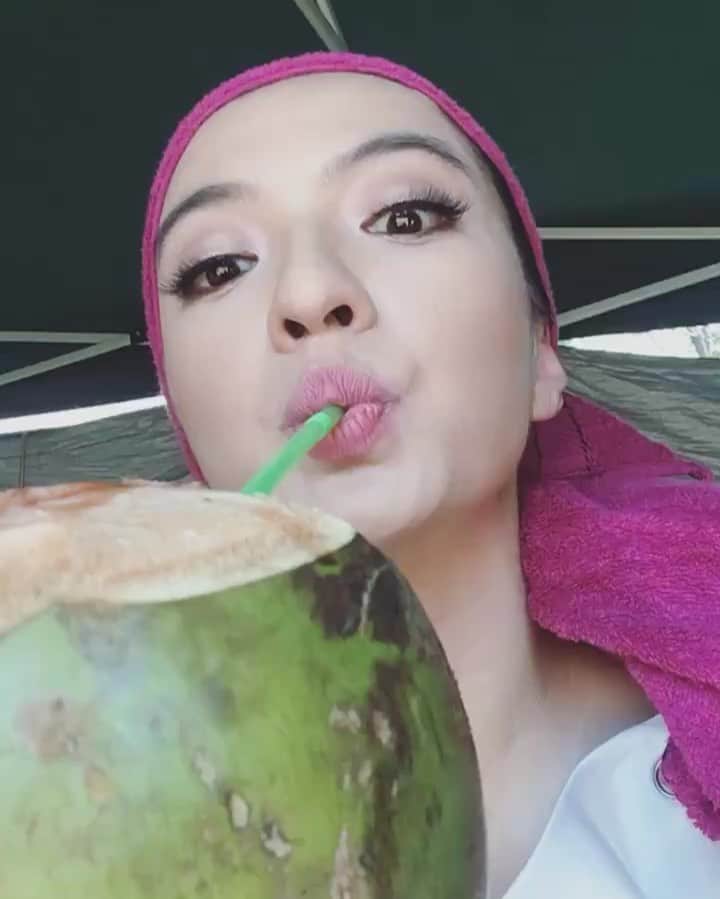 ラライン・シャーのインスタグラム：「Summer Coco nutter! 🥥」