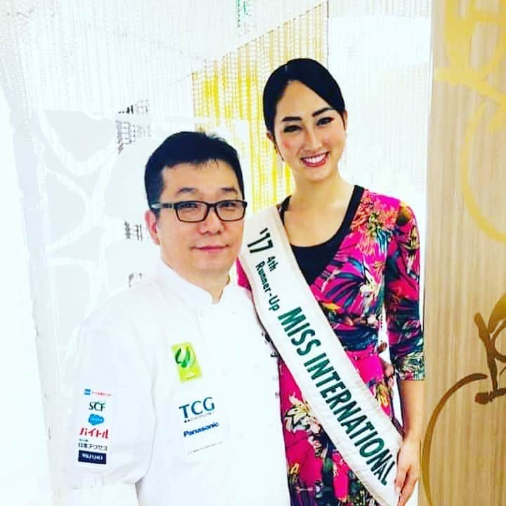 筒井菜月のインスタグラム：「【優勝は韓国🇰🇷のシェフでした‼️】 ✨World chef summit winner is Mr. John Yoo from Korea 🇰🇷✨ 3日間に渡り開催されたワールドシェフ王サミット、優勝は韓国のジョン・ユーさんでした✨  ジョンさんと決勝大会の前に撮影した お写真がこちら⇧  あと30分で本番が始まるとは思えないほど 穏やかで優しい対応をしていただき 心の余裕を感じました✨  プレゼンテーションの時もずっと笑顔😄で ジョンさんのお人柄が伝わってきました💕  優勝を決めた韓国の郷土料理「カルビチム（淡路牛のショートリブと野菜の煮込み）」は日本の肉じゃがにも似た優しい味付けで、 日本人にも好まれる味だと思います✨ ▷２枚目写真  どのシェフのお料理も本当に芸術的で、本当に接戦の中大会が終わりました。  ジョン・ユーシェフ、世界のシェフの皆様、本当にありがとうございました‼️ 来年もお待ちしております✨  #パソナグループ #パソナ #G20 #淡路島 #シェフ王 #美食 #missinternational #筒井菜月 #開運道アドバイザー #smile #beauty #delicious #chef #world #food #visitjapan #japan  https://mainichi.jp/articles/20190626/k00/00m/040/195000c」