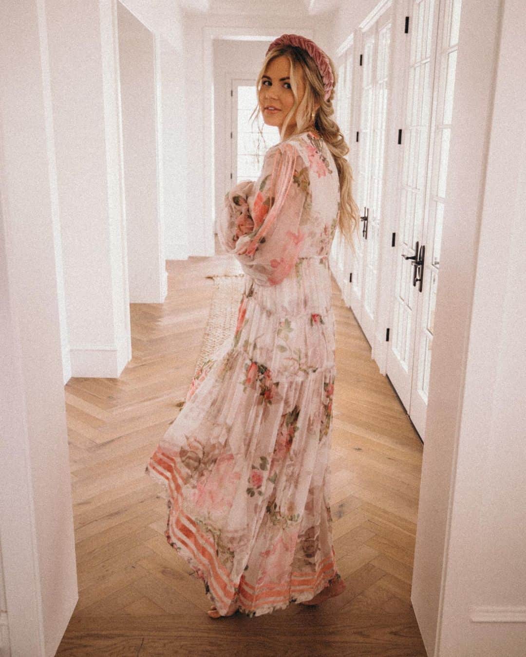 Amber Fillerup Clarkさんのインスタグラム写真 - (Amber Fillerup ClarkInstagram)「Had been dying to wear this dress and it deserved a big braid 💓」6月28日 9時41分 - amberfillerup