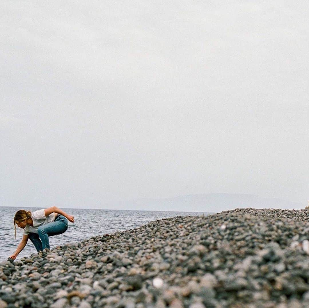 マデリーン・エドワーズのインスタグラム：「After a 2 hour sleep and a red eye flight to Santorini, @adamanagno waited on the beach as I ran back & forth to show him all the neat rocks I could find. I’m not sure what I did to deserve that kind of love & patience, but I sure am grateful ♥️」