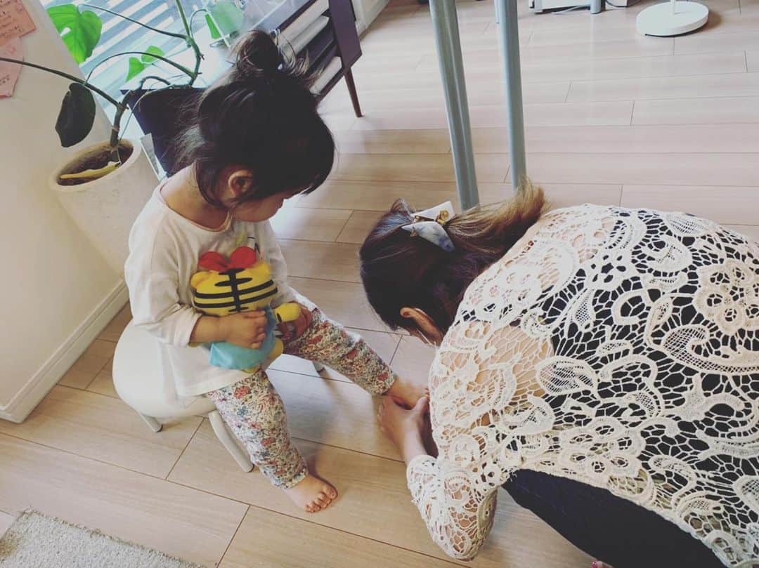 Yuka Maeda ::manicurelistのインスタグラム：「ネイルしてあげたらめちゃくちゃ喜んだ（笑）👧🏻 ポリッシュって何歳から塗ってあげてもいいんやろ🤔  #キッズネイル #2歳児 #はなちゃん #彼女のチョイスはいつもピンク #女子😂 #めっちゃジッとする #そんな時はいい子」