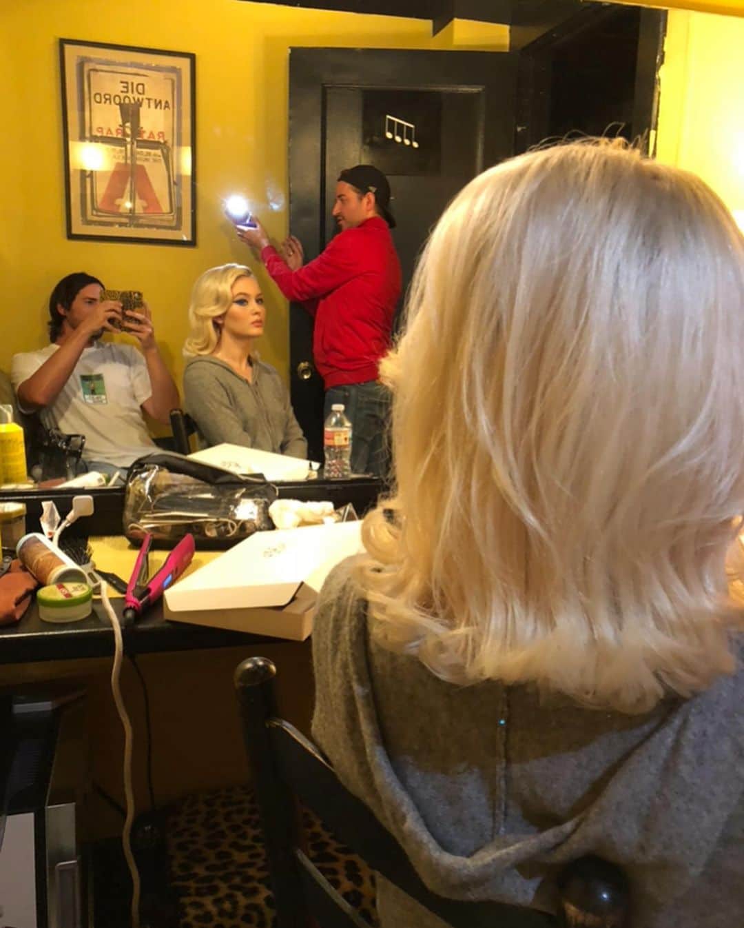 ポール・ノートンさんのインスタグラム写真 - (ポール・ノートンInstagram)「Backstage throwback w/ @zaralarsson & @colbymakeup 🤘🏻🎤 #hair by Me @leobypaulnorton using @igkhair @hottoolspro @kenraprofessional @paishau w/ #makeup by Colby❤️ #zaralarson #tbt」6月28日 0時48分 - paulnortonhair