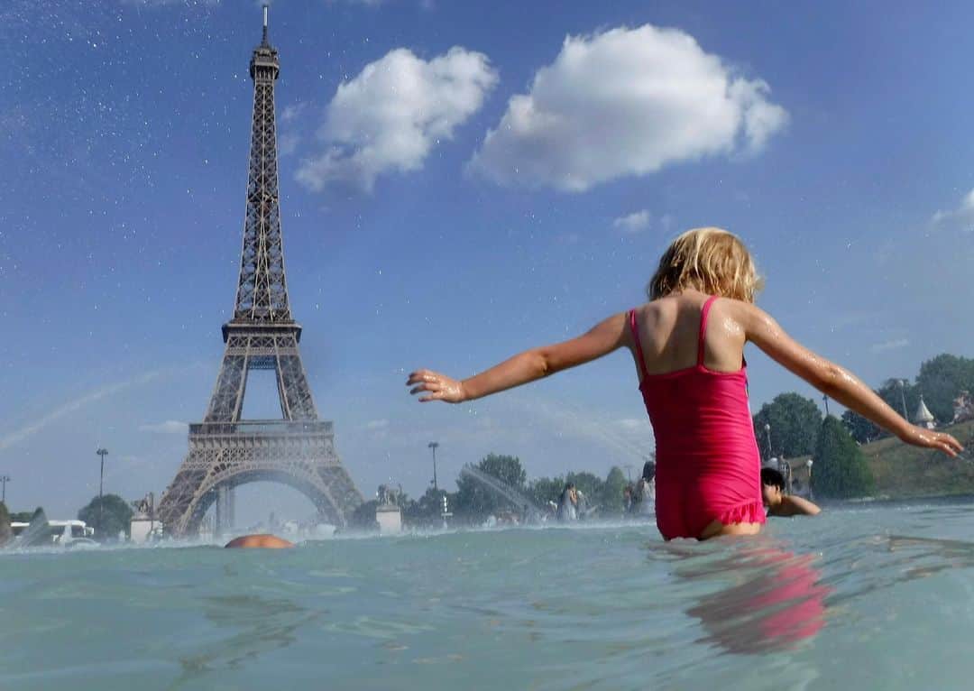 NBC Newsさんのインスタグラム写真 - (NBC NewsInstagram)「A girl cools off in the fountain of the #Trocadero in #Paris as temperatures in Western #Europe soar during an unprecedented June heat wave. Click the link in our bio to read more. . 📷 Alessandra Tarantino / @apnews」6月28日 0時48分 - nbcnews