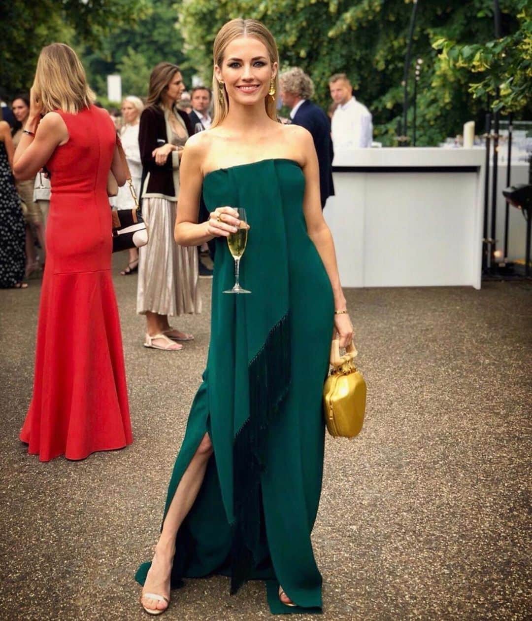 オスカーデラレンタさんのインスタグラム写真 - (オスカーデラレンタInstagram)「@AmandaHearst dazzles in our #odlrspring2019 emerald fringe draped gown at The Serpentine.」6月28日 0時49分 - oscardelarenta