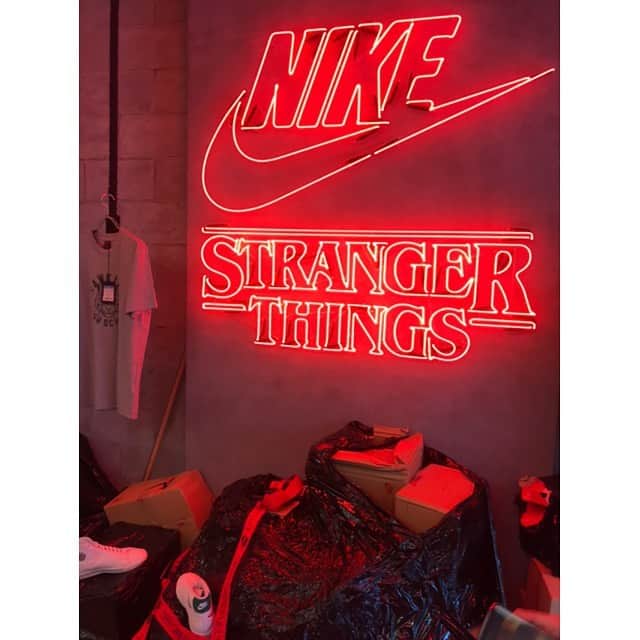 森彩奈江さんのインスタグラム写真 - (森彩奈江Instagram)「Netflixの海外ドラマ「ストレンジャーシングス」とNIKEのコラボスニーカーです💕  UNDEFEATEDの店内もストレンジャーシングス仕様に✨  スニーカーは3タイプ出ましたが、私はコルテッツにしました♫  ショートパンツに合わせて早速履いて撮影✨ 夏はガンガン履いてこー😆🌊☀️ #strangerthings  #netflix  #nike #コルテッツ  #undefeated #スニーカー好き #スニーカー女子 #shoelovers #靴大好き #shoeselfie #靴マニア #足元俱楽部ナイキ部門」6月28日 0時50分 - sanaemori_jpba429